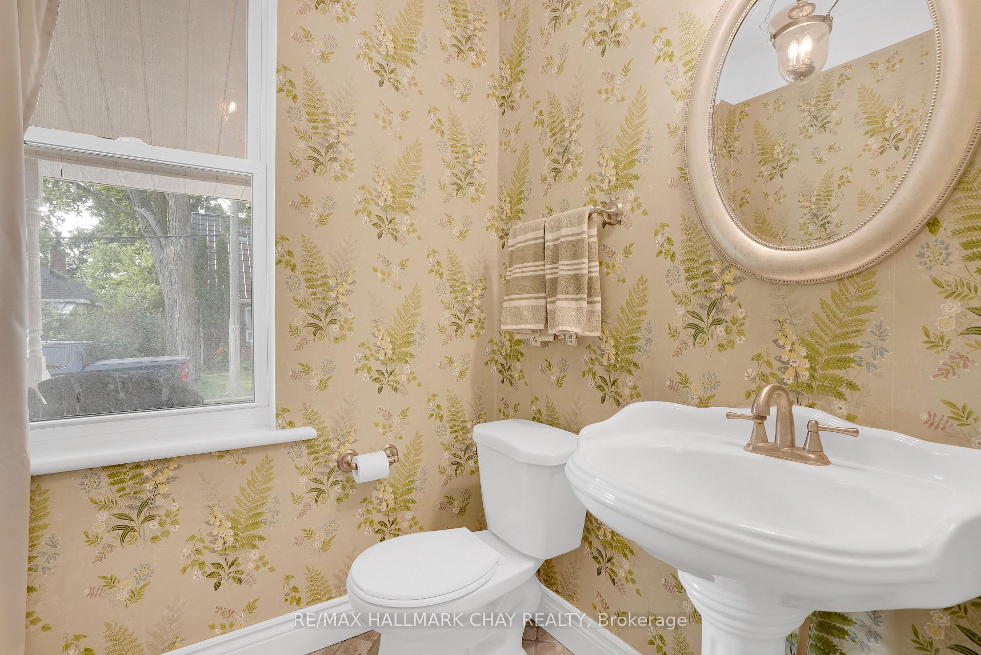 Photo 24 of 34 North Street N, Barrie, Wellington — HOMEH