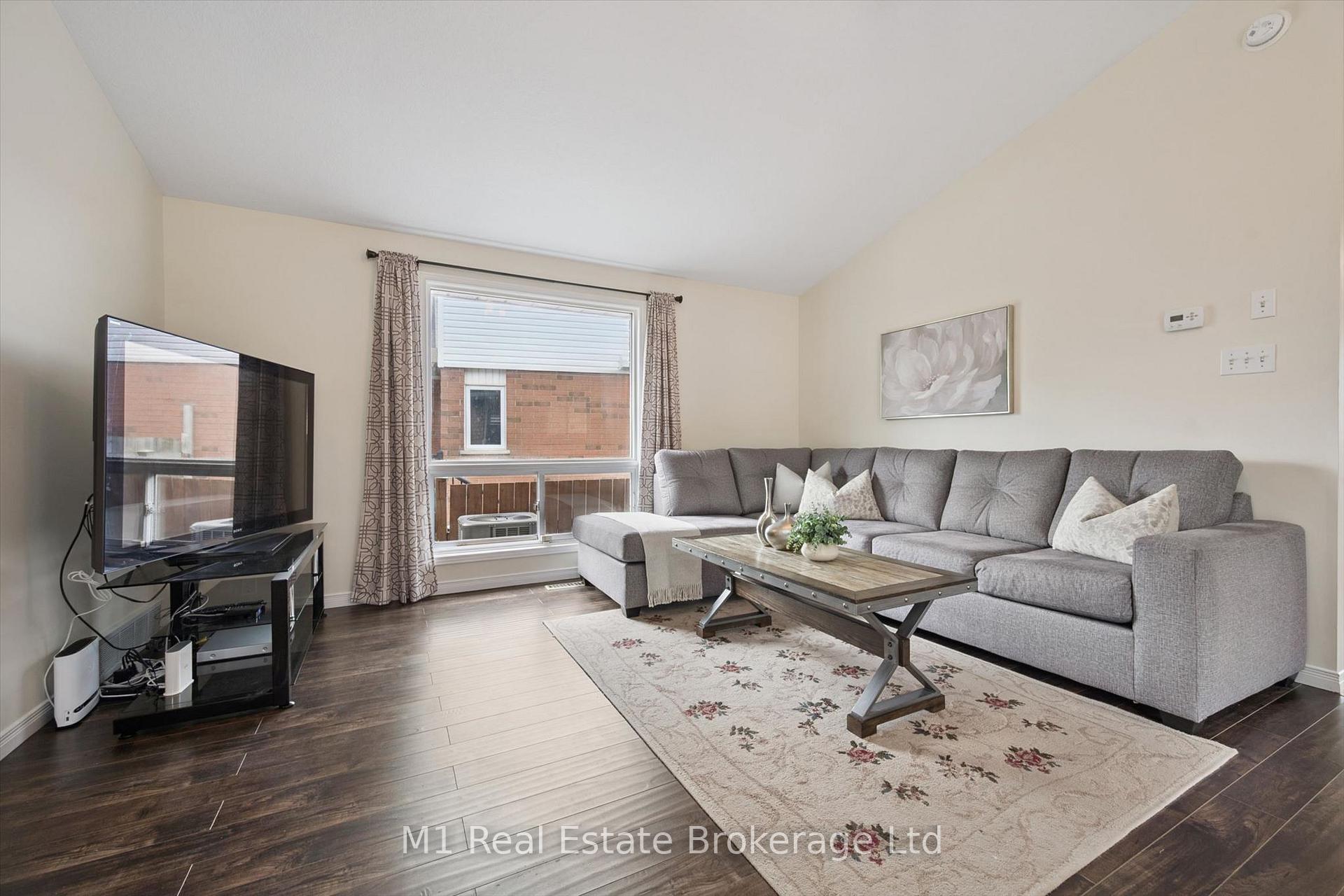 Photo 6 of 72 Orchid Crescent, Kitchener, Larentian West — HOMEH