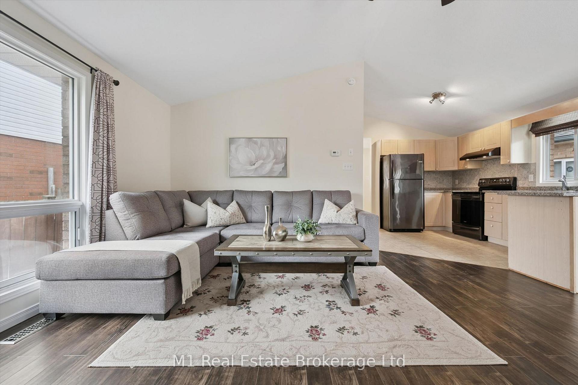 Photo 7 of 72 Orchid Crescent, Kitchener, Larentian West — HOMEH