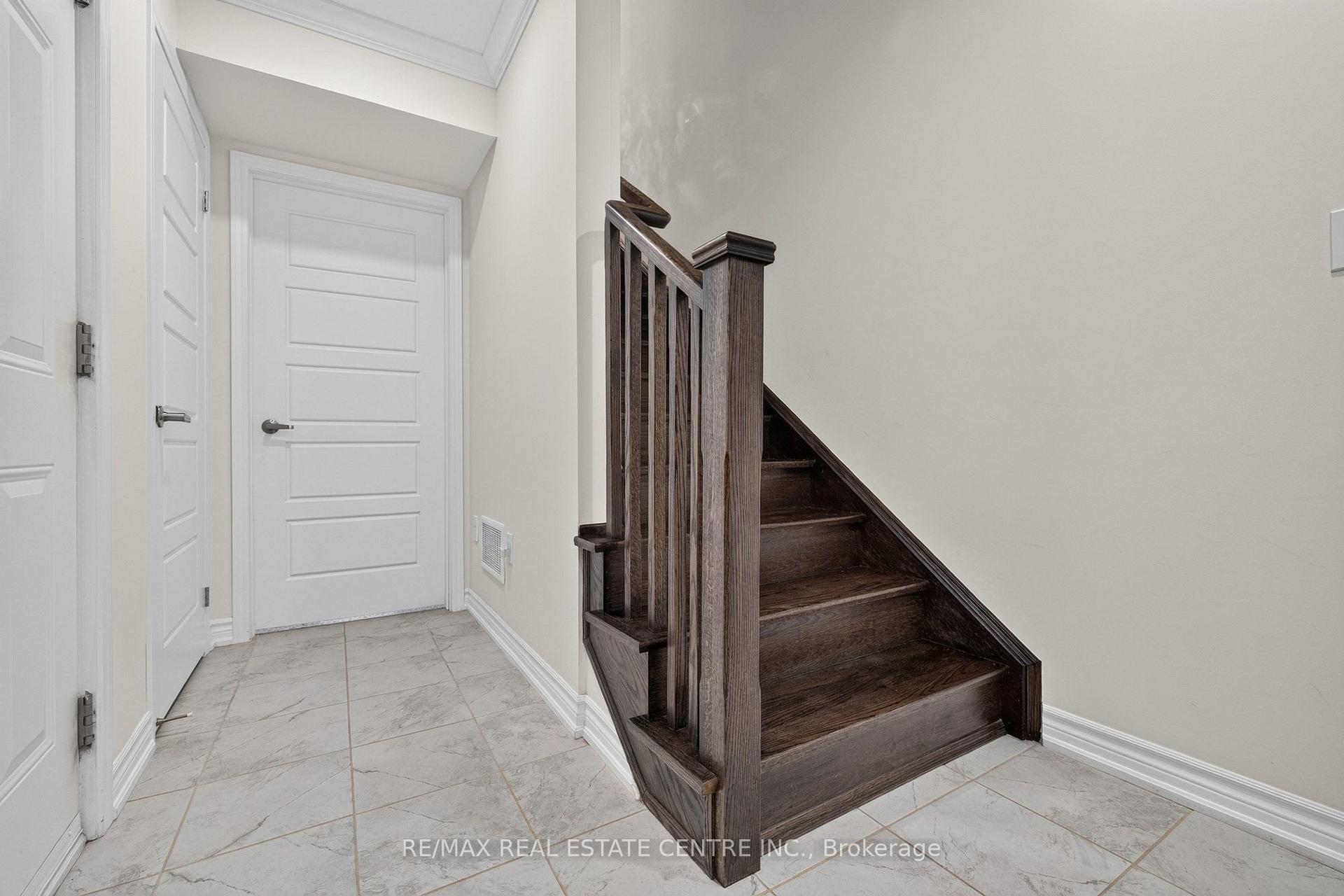 Photo 4 of 981 Alder Gate, Milton, Cobban — HOMEH
