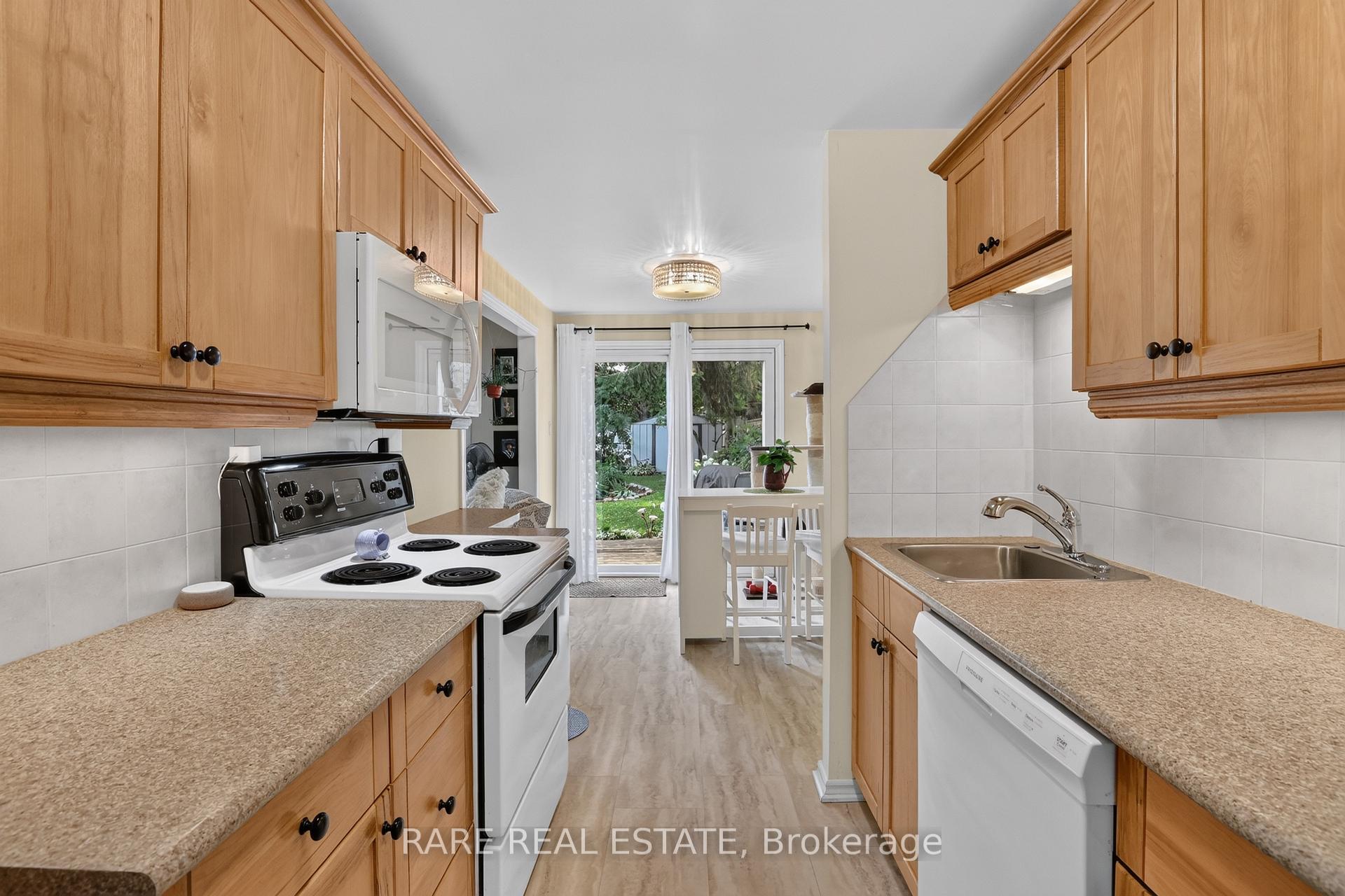 Photo 8 of 86 Mowat Crescent, Barrie, Letitia Heights — HOMEH