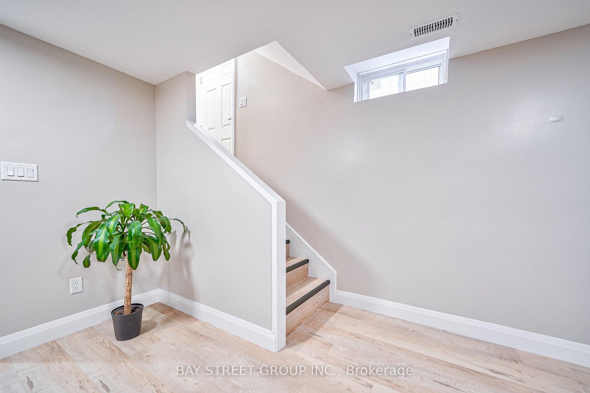 Photo 7 of Unit Room A, 169 Killian Road, Vaughan, Maple — HOMEH