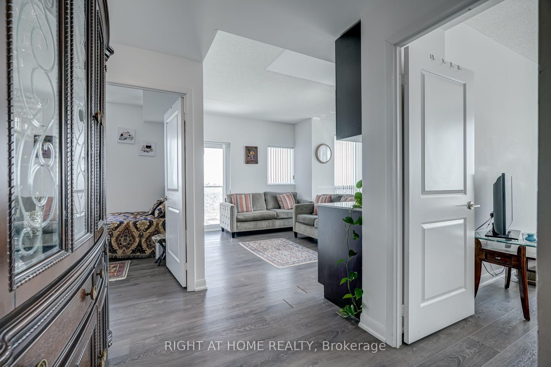 Photo 5 of Unit LPH208, 5162 Yonge Street, North York, Willowdale West — HOMEH