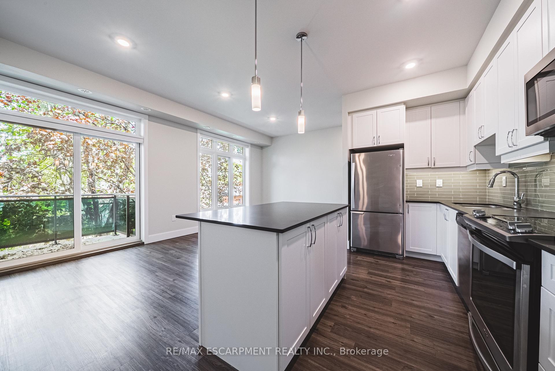 Photo 2 of Unit 209, 2061 Prospect Street, Burlington, Brant — HOMEH