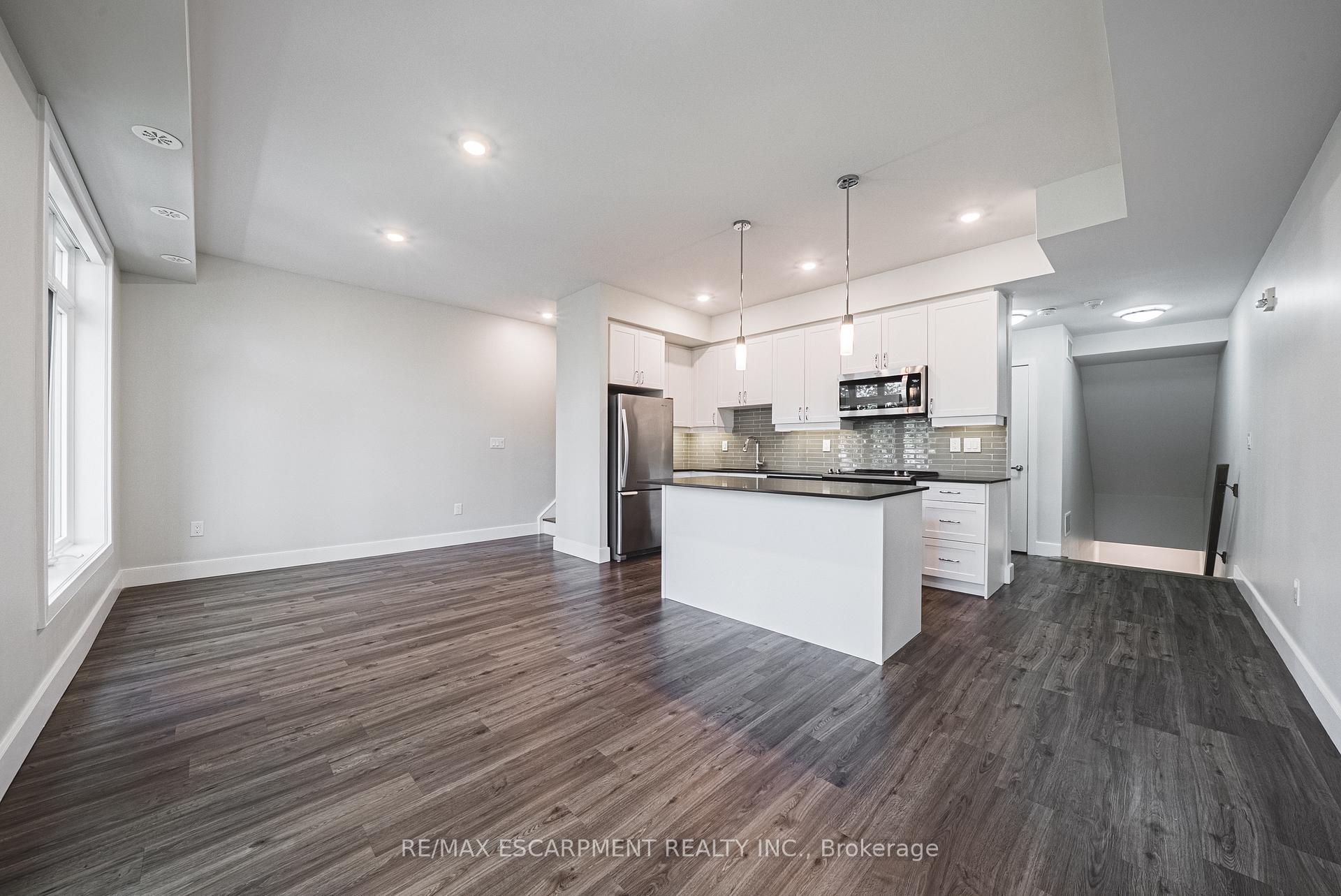Photo 3 of Unit 209, 2061 Prospect Street, Burlington, Brant — HOMEH