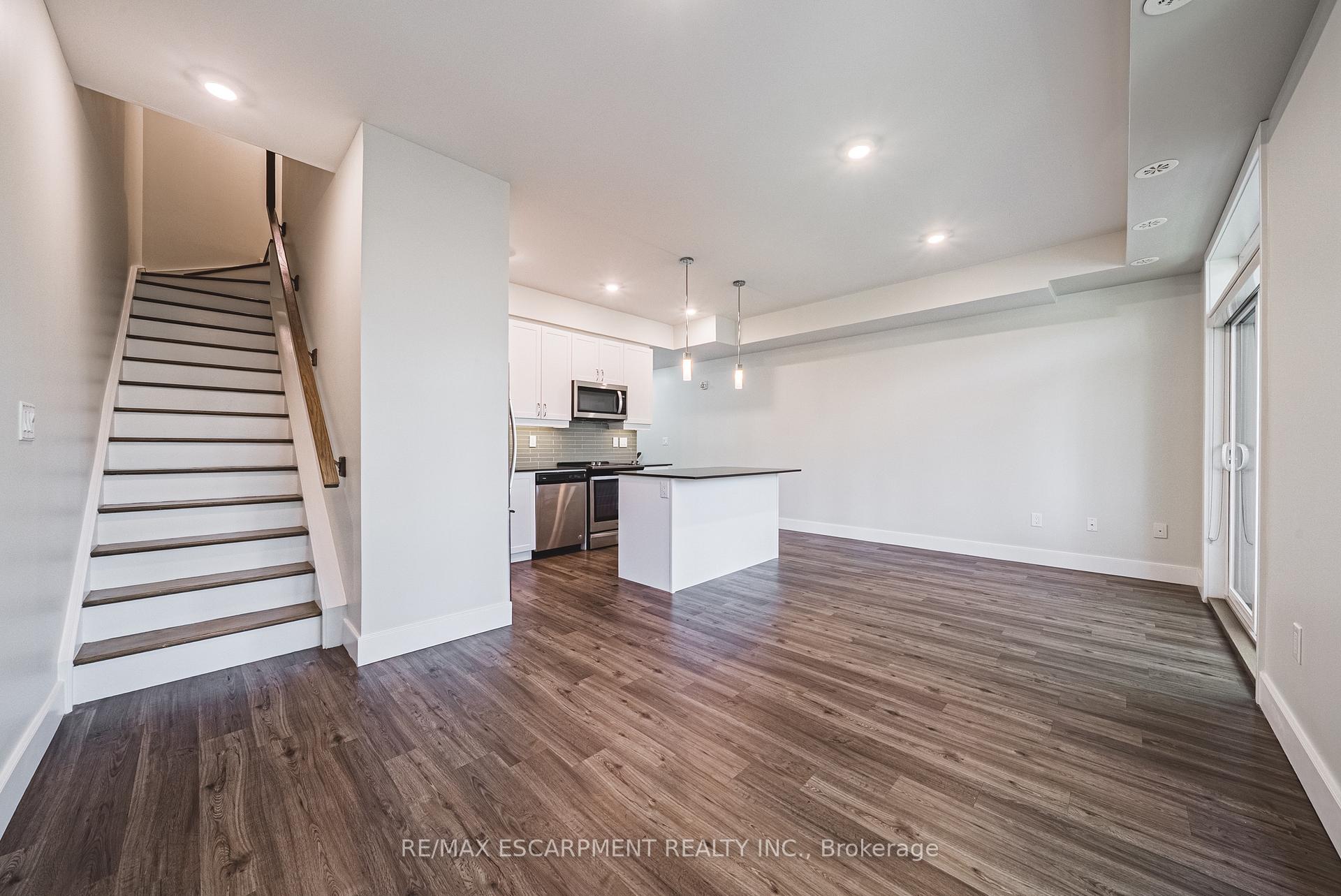 Photo 5 of Unit 209, 2061 Prospect Street, Burlington, Brant — HOMEH