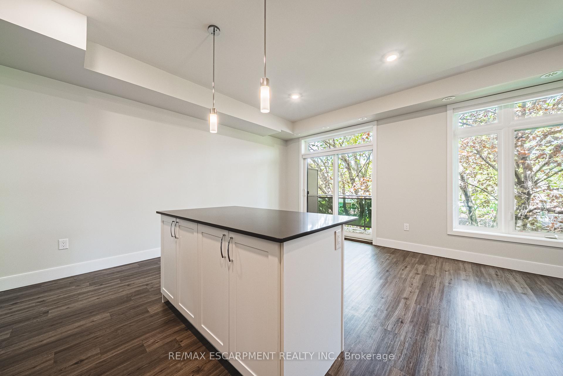 Photo 6 of Unit 209, 2061 Prospect Street, Burlington, Brant — HOMEH
