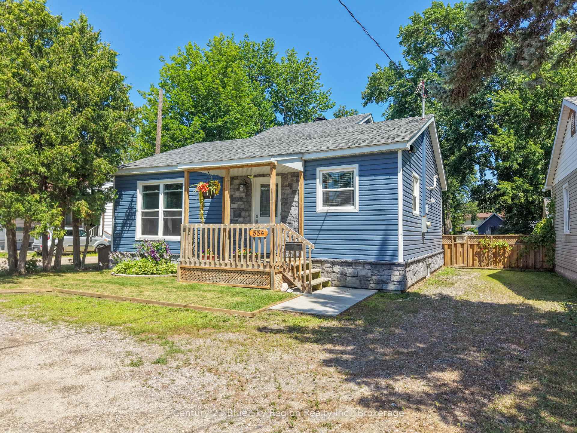 Photo of 554 Lakeshore Drive