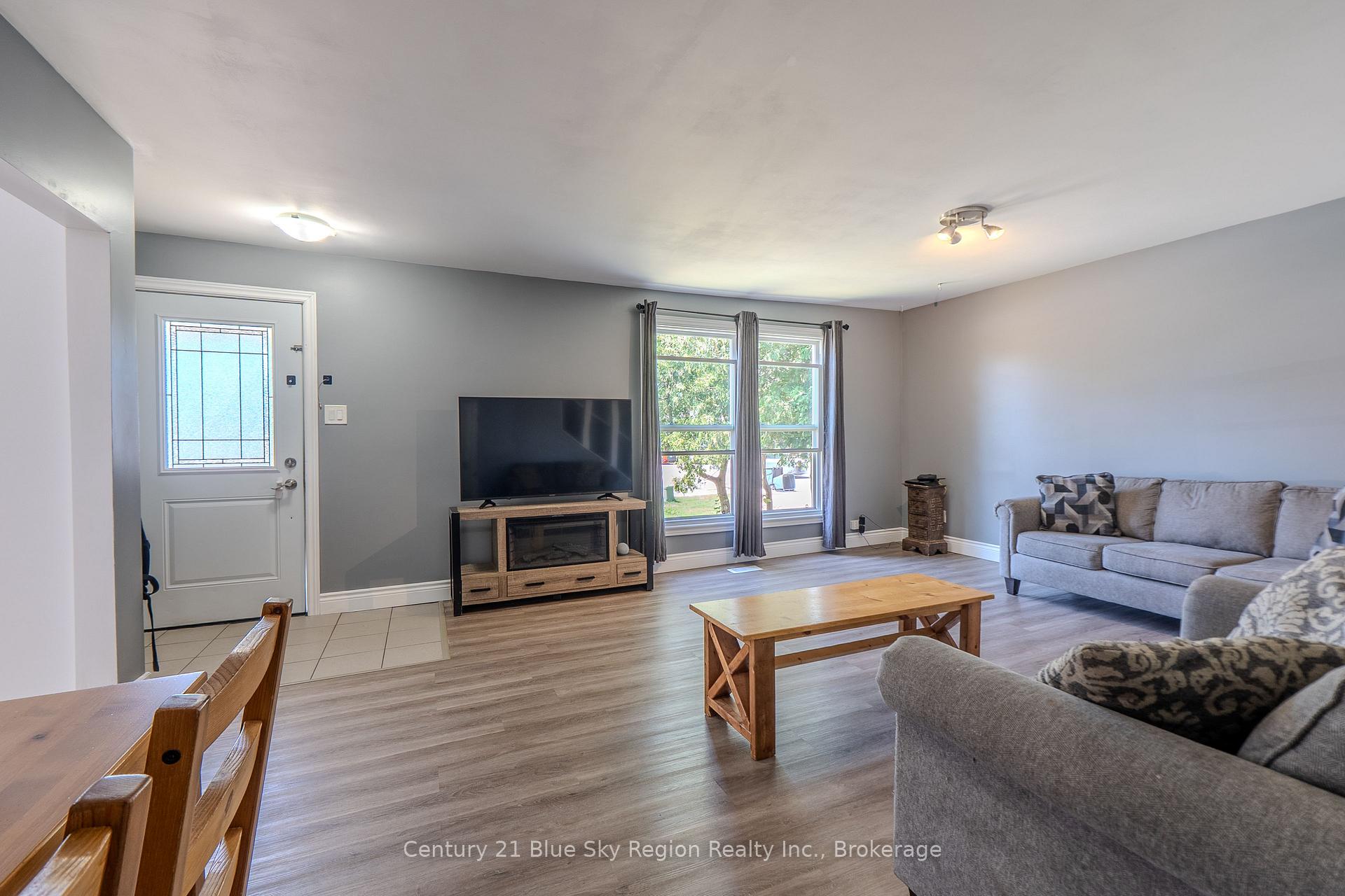 Photo 11 of 554 Lakeshore Drive, North Bay, Ferris — HOMEH