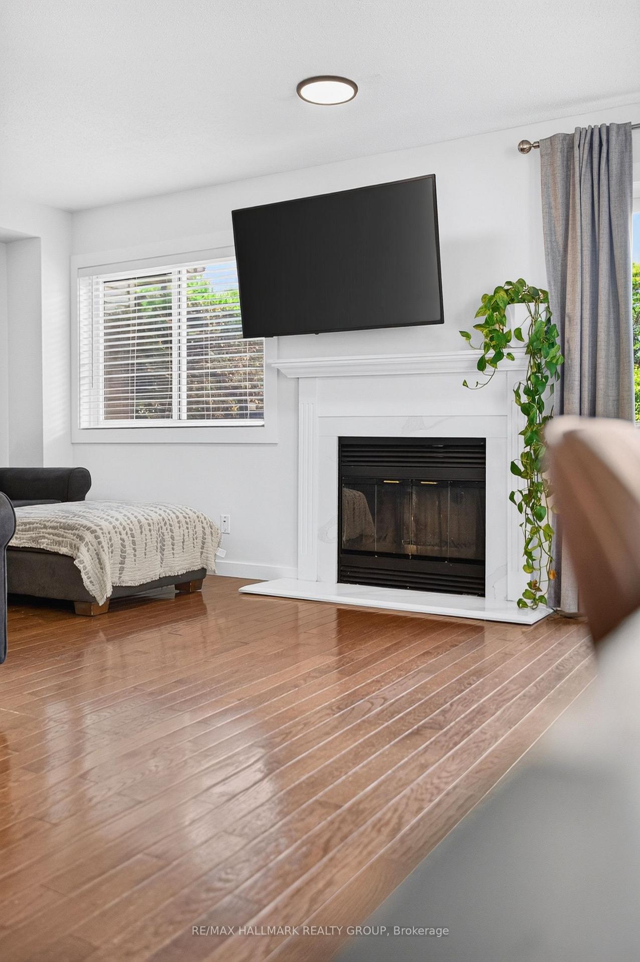 Photo 5 of 45 Birchbank Crescent, Ottawa, Kanata - Bridlewood — HOMEH