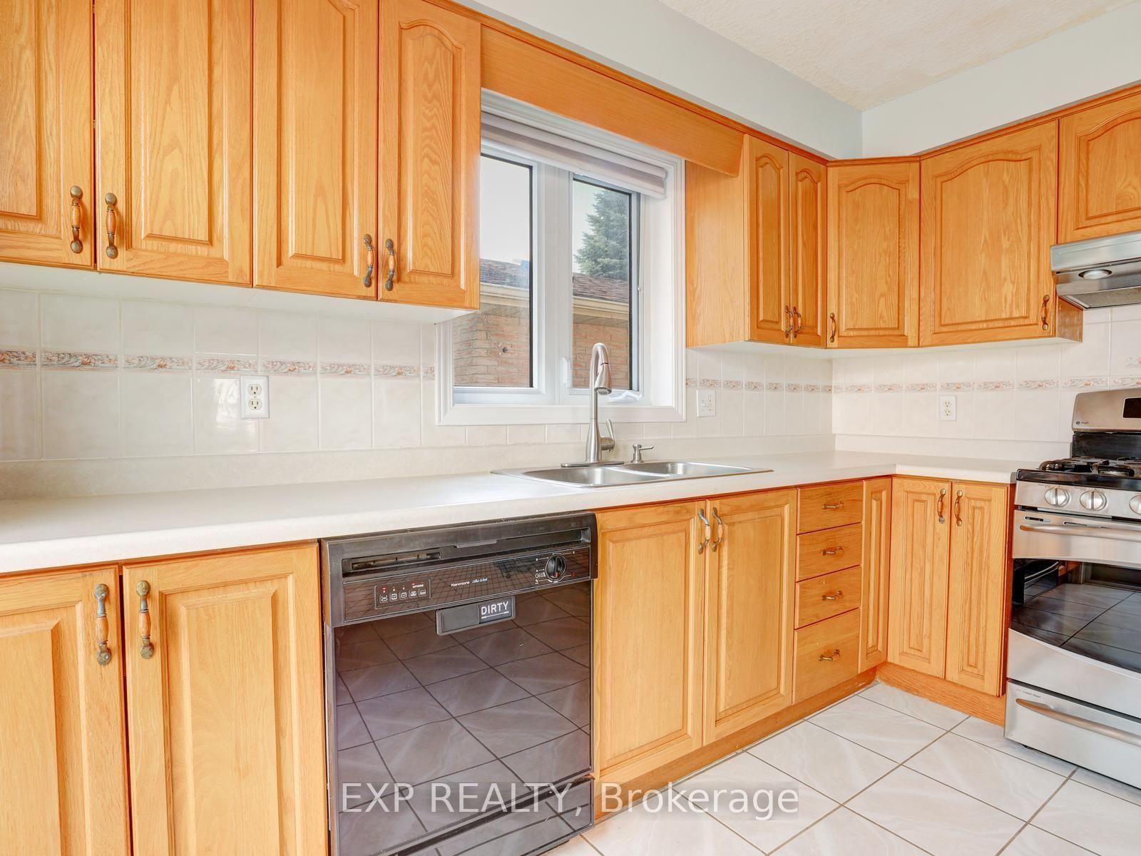 Photo 15 of 163 Daimler Drive, Kitchener, Idlewood — HOMEH