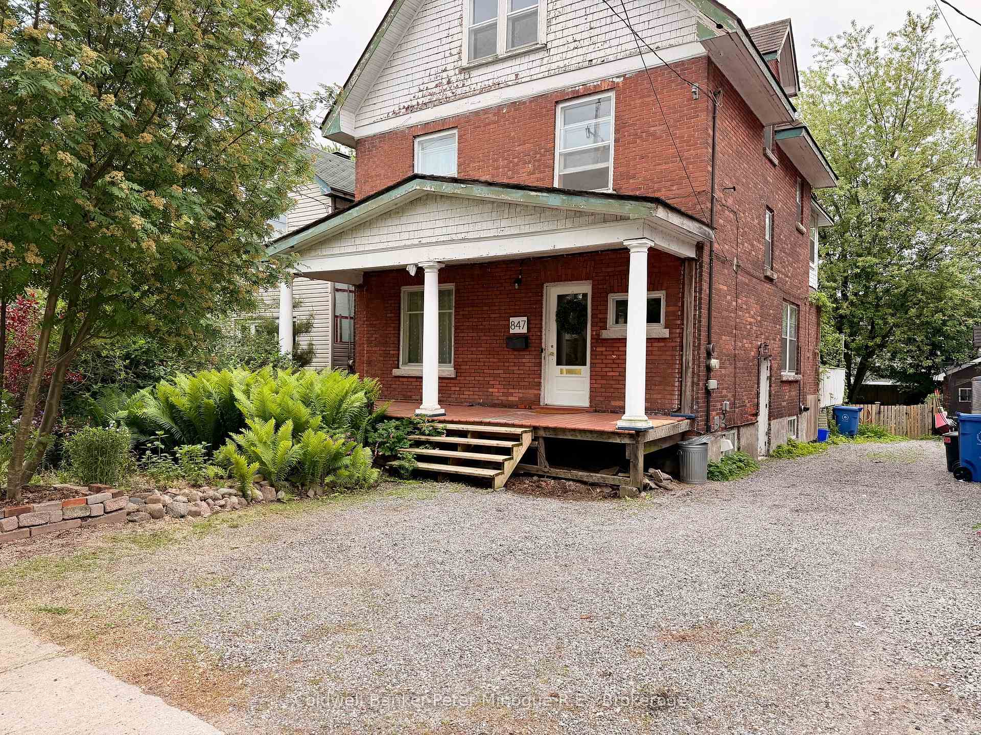 Front of 847 Mcintyre Street W