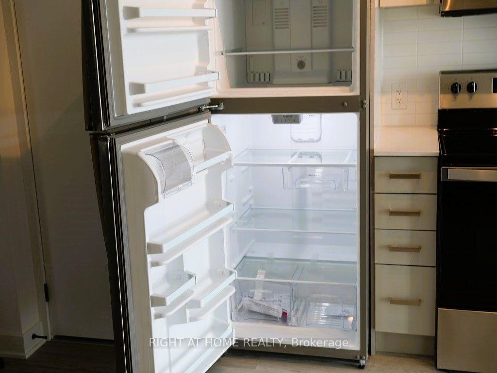 Photo 4 of Unit 903, 2782 Barton Street E, Hamilton, Riverdale — HOMEH