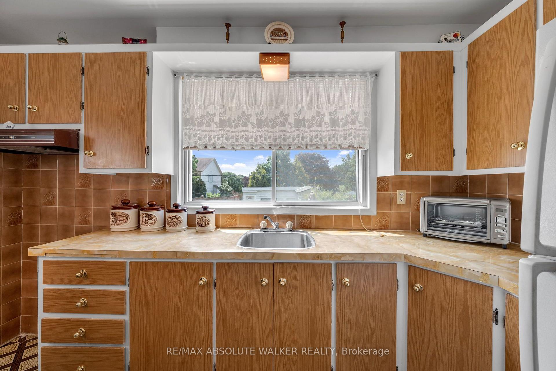 Photo 20 of 656 Morin Street, Ottawa, Castle Heights — HOMEH