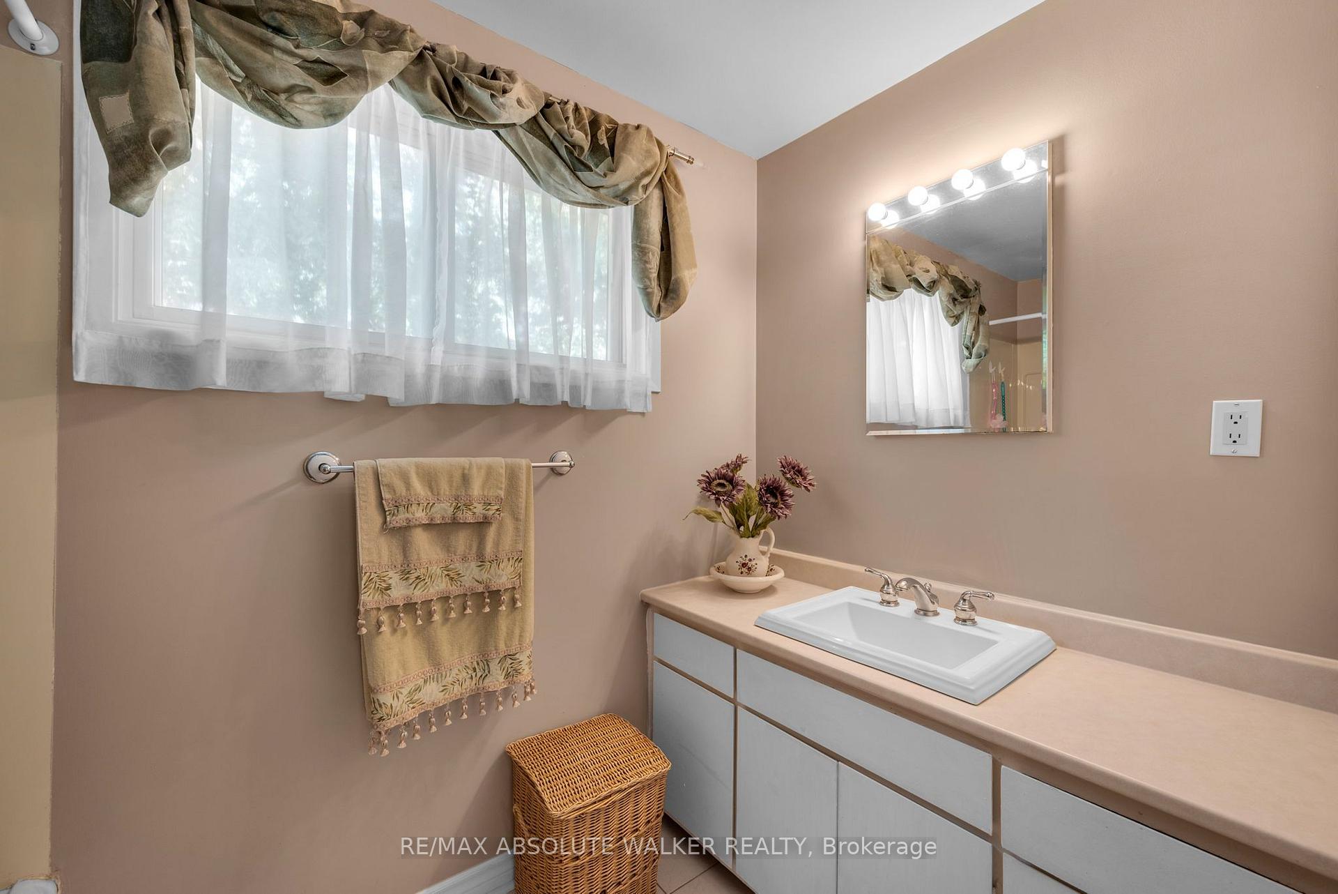 Photo 21 of 656 Morin Street, Ottawa, Castle Heights — HOMEH