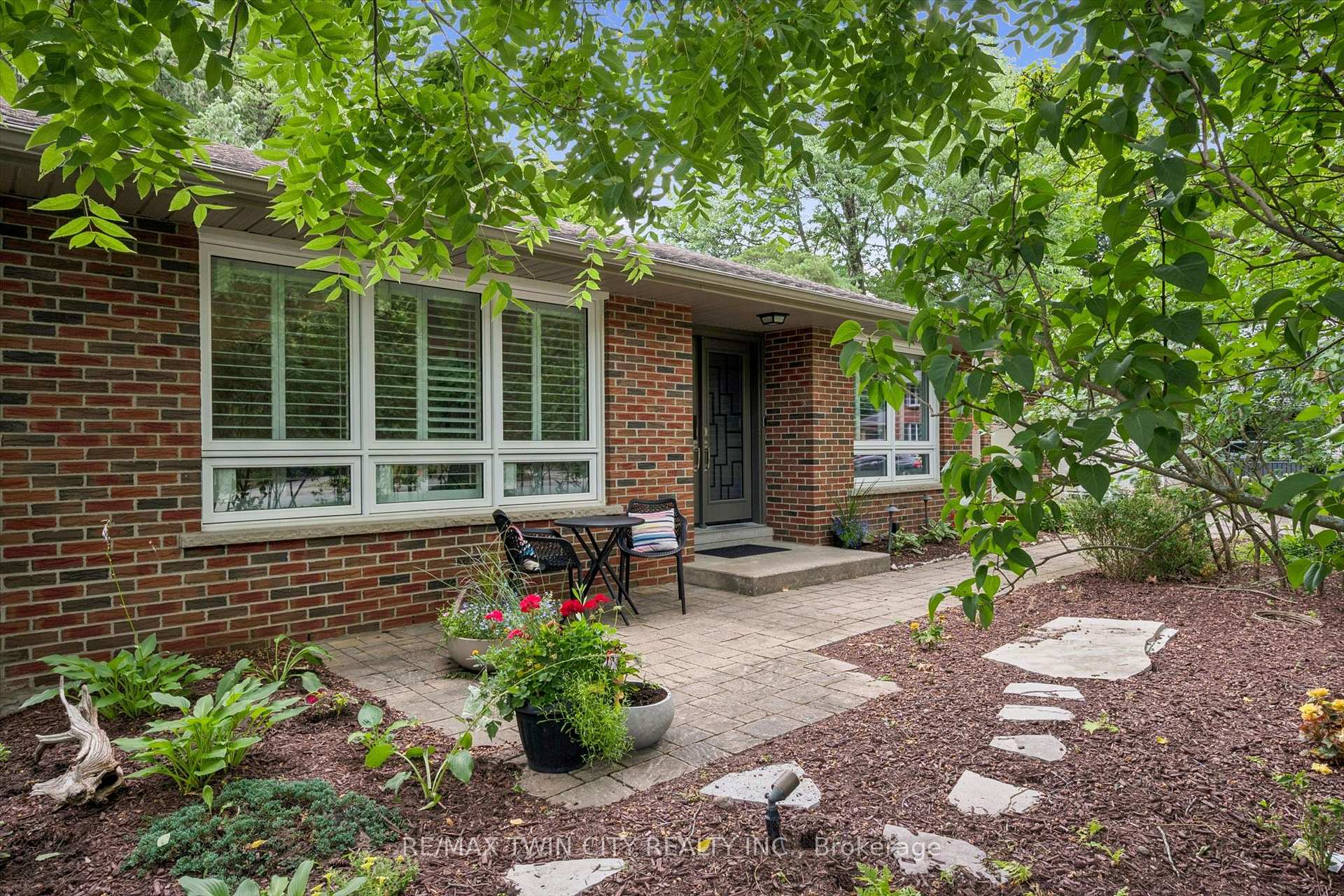 Photo 4 of 130 Iroquois Place, Waterloo, Beechwood — HOMEH