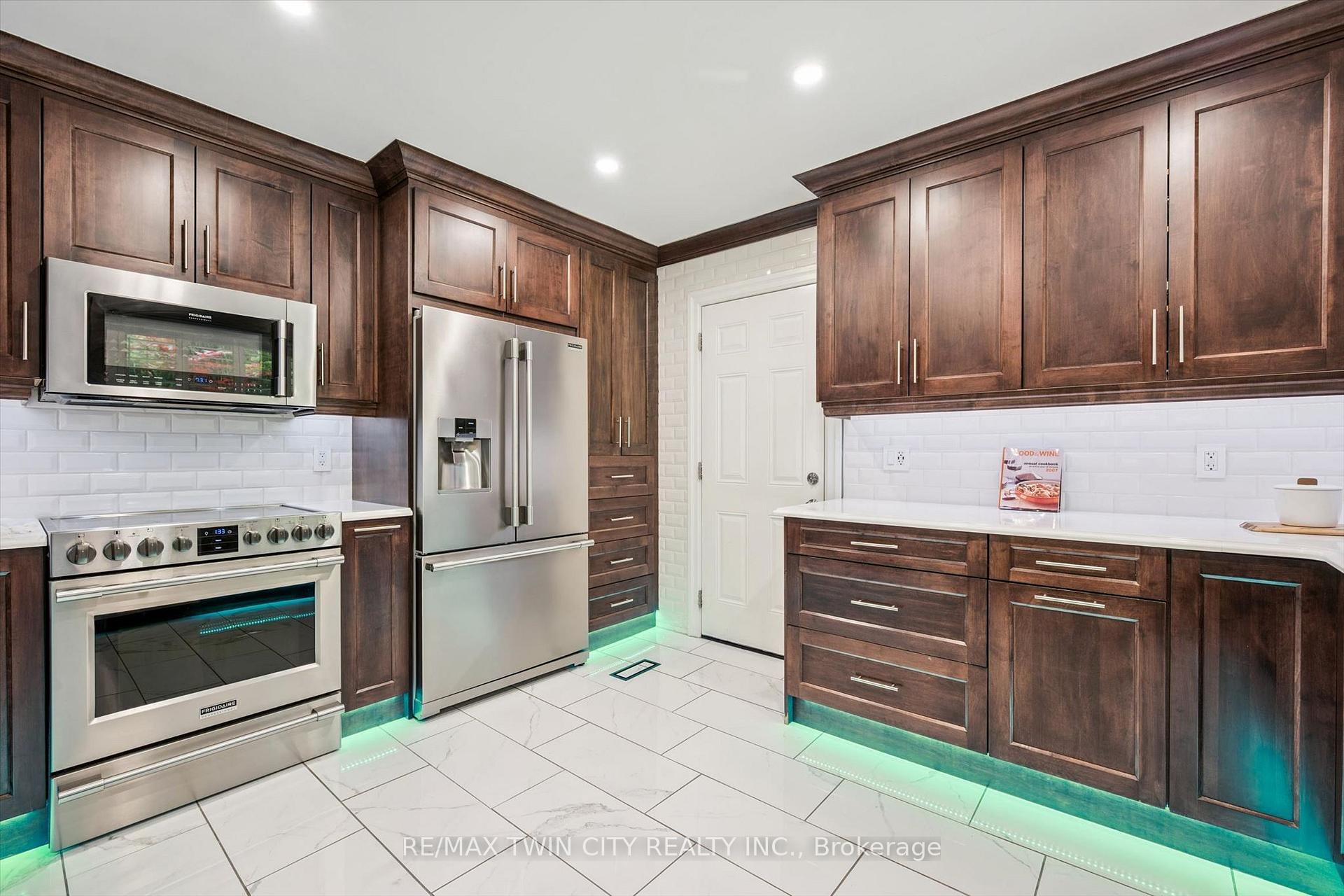 Photo 11 of 130 Iroquois Place, Waterloo, Beechwood — HOMEH