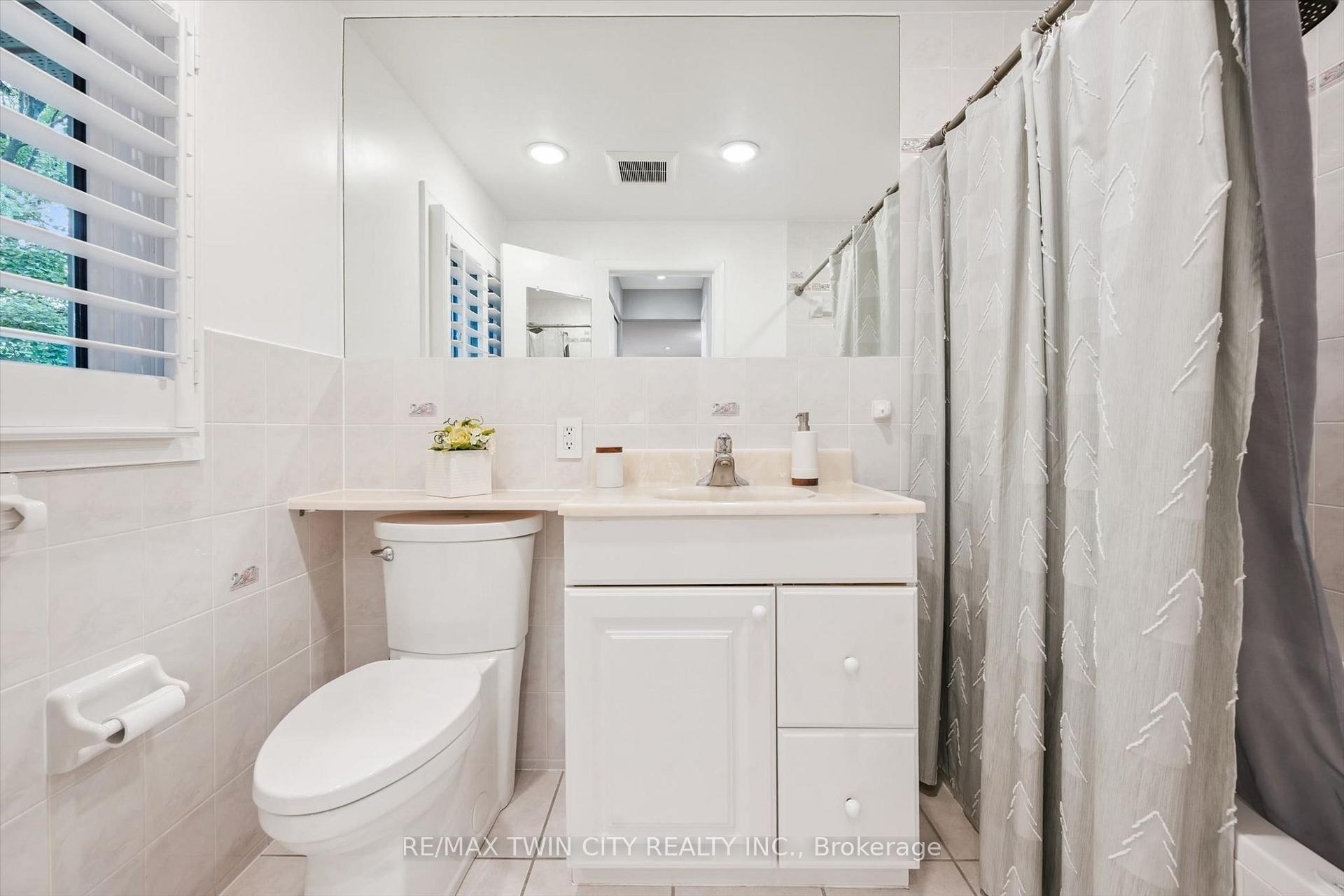 Photo 19 of 130 Iroquois Place, Waterloo, Beechwood — HOMEH