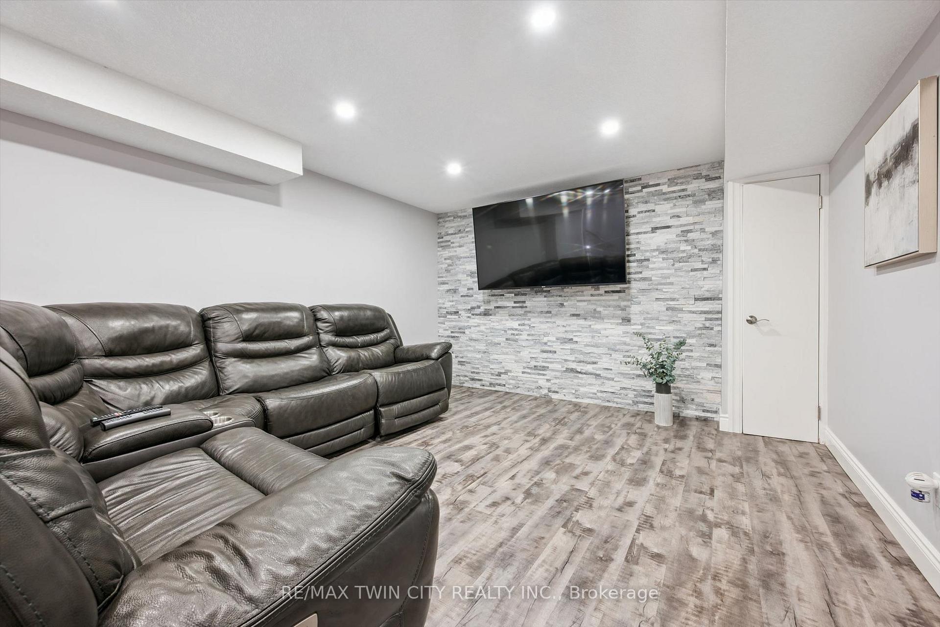 Photo 27 of 130 Iroquois Place, Waterloo, Beechwood — HOMEH