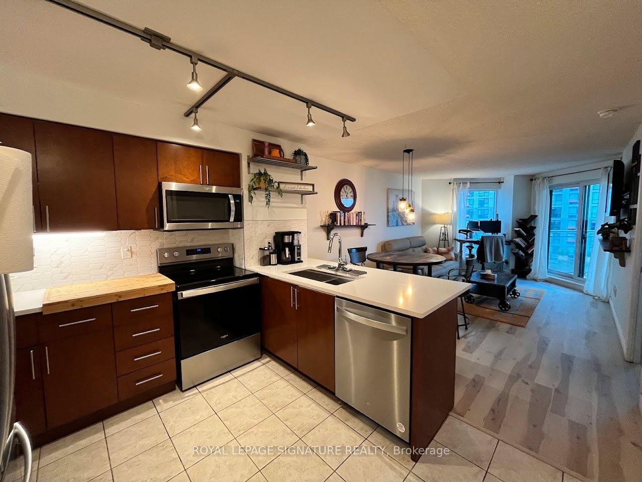 Photo 2 of Unit 812, 410 Queens Quay W, Toronto, Waterfront Communities — HOMEH