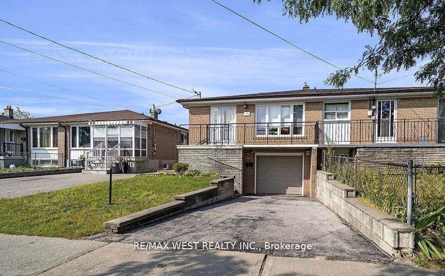 Photo 2 of 136 Duncanwoods Drive, North York, Humber Summit — HOMEH