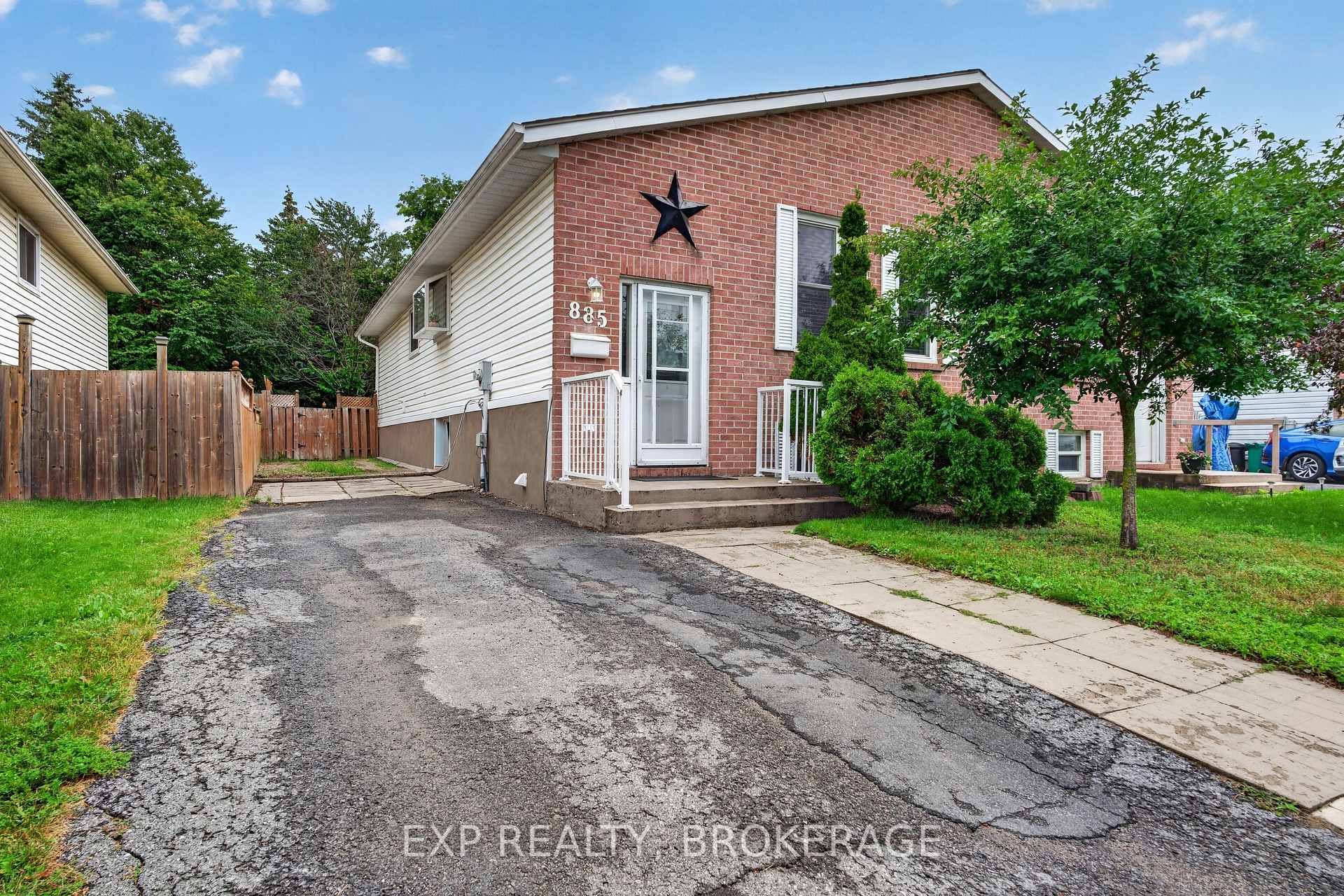 Photo 2 of 885 Larchwood Crescent, Kingston, City Northwest — HOMEH