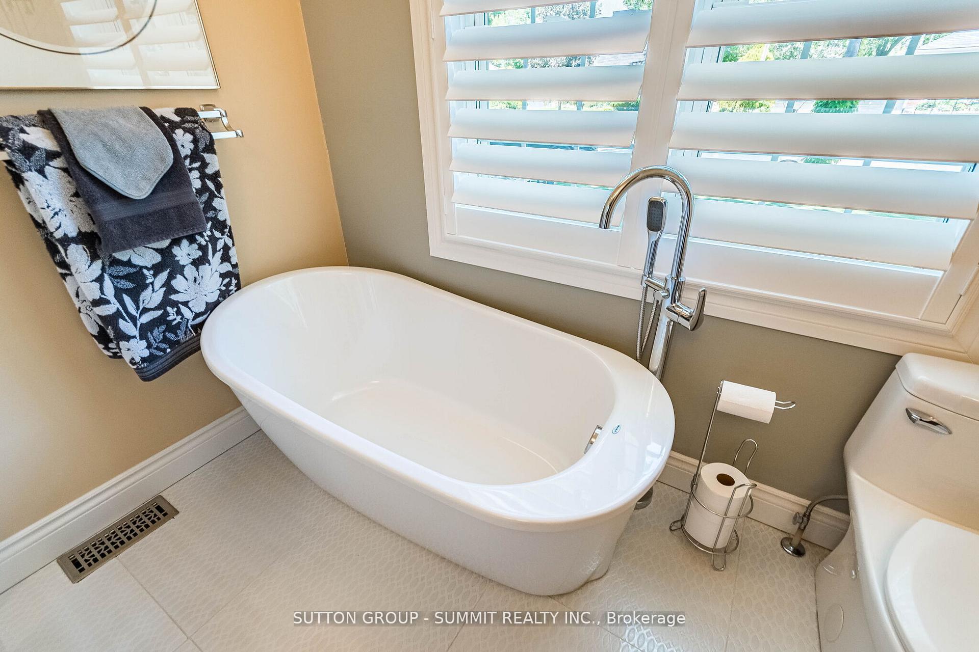 Photo 23 of 2084 Edinburgh Drive, Burlington, Brant — HOMEH