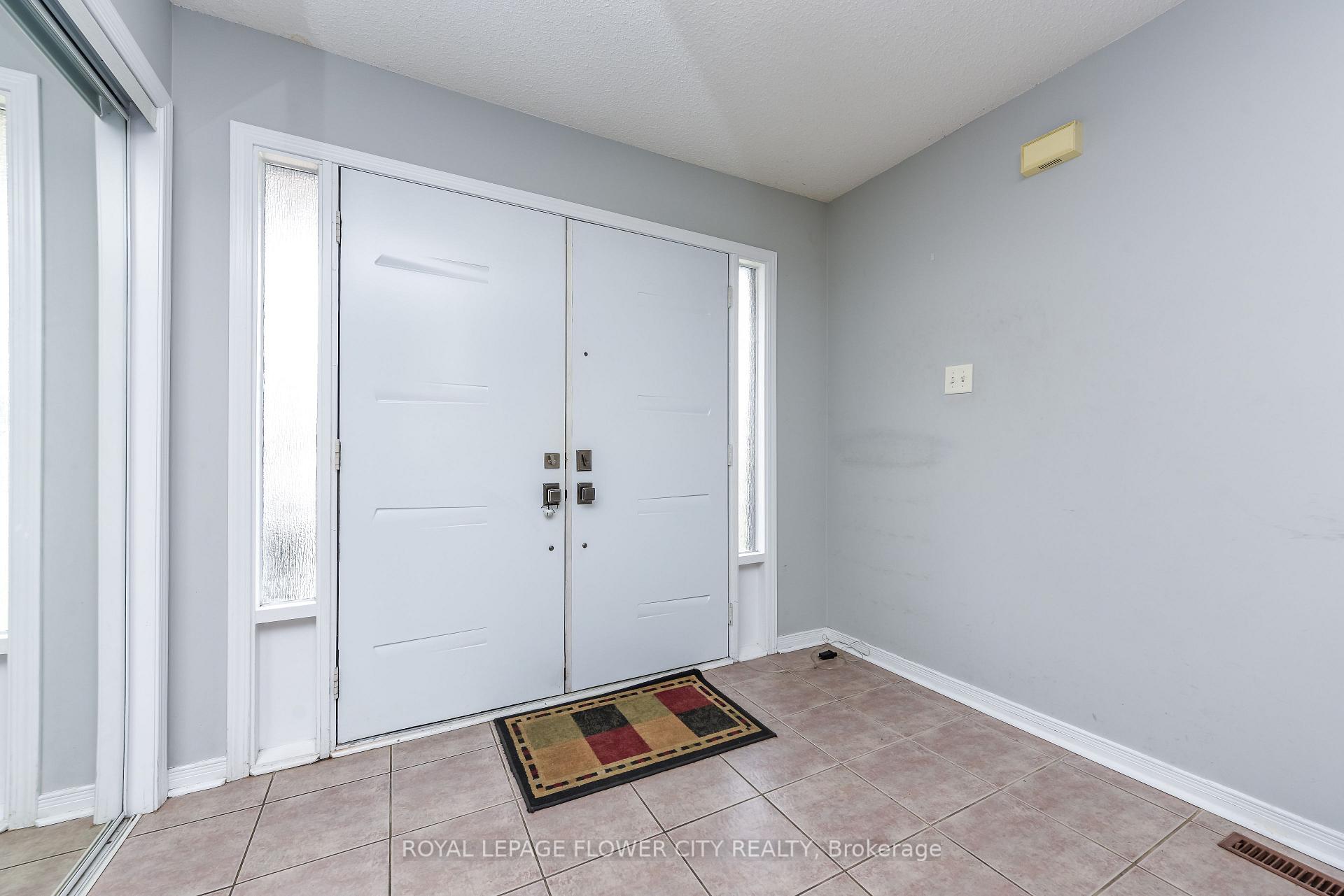 Photo 4 of 46 Pertosa Drive, Brampton, Fletcher's Meadow — HOMEH