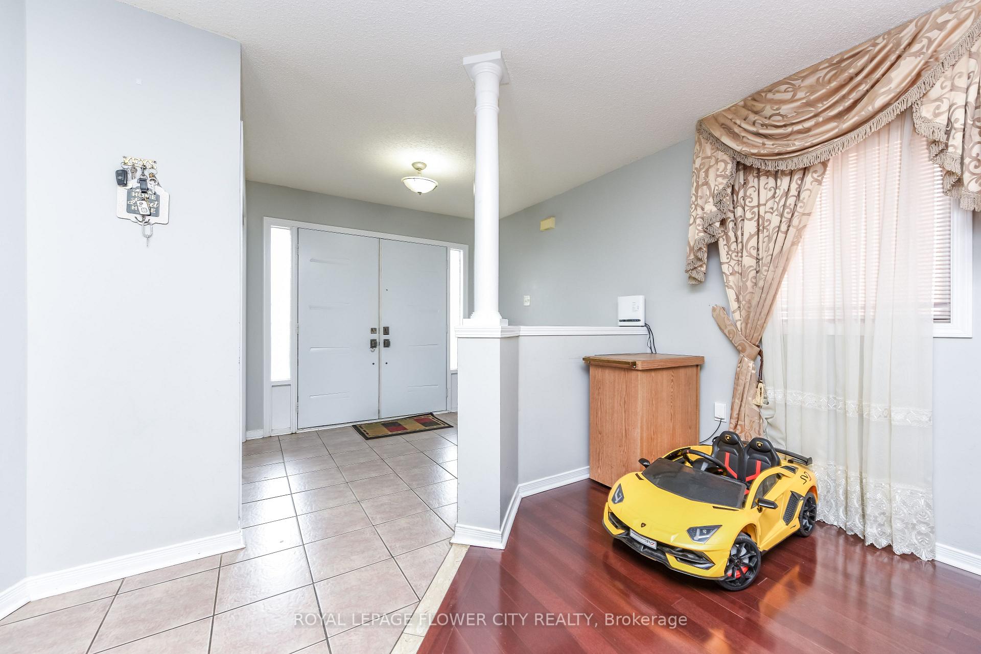 Photo 6 of 46 Pertosa Drive, Brampton, Fletcher's Meadow — HOMEH