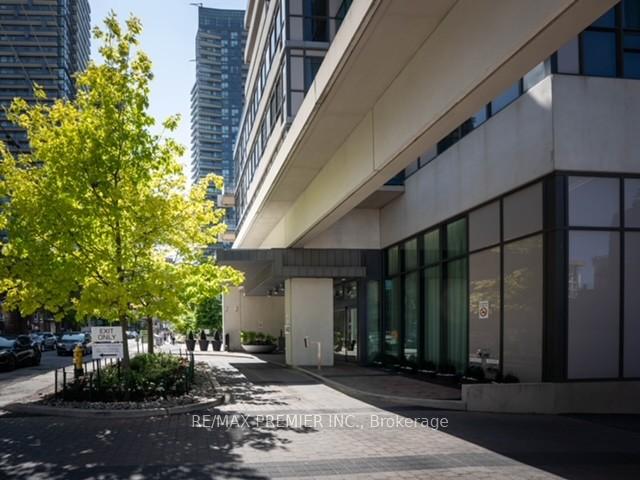 Photo 2 of Unit 2315, 70 Roehampton Avenue, Toronto, Mount Pleasant West — HOMEH