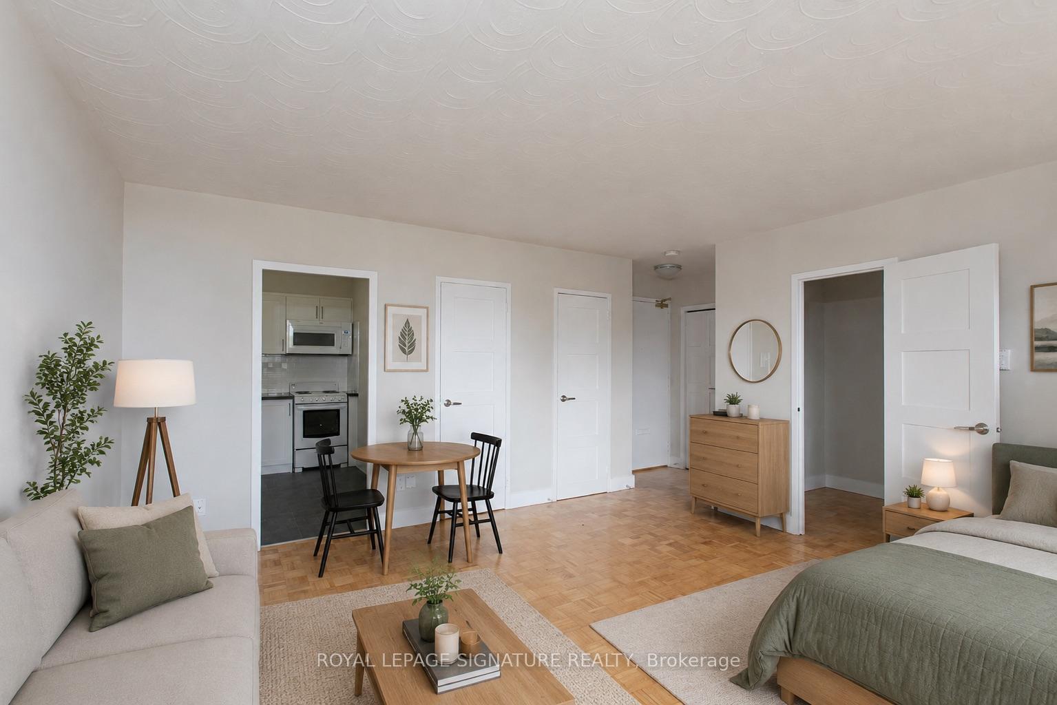 Front of Unit 900, 525 Eglinton Avenue E