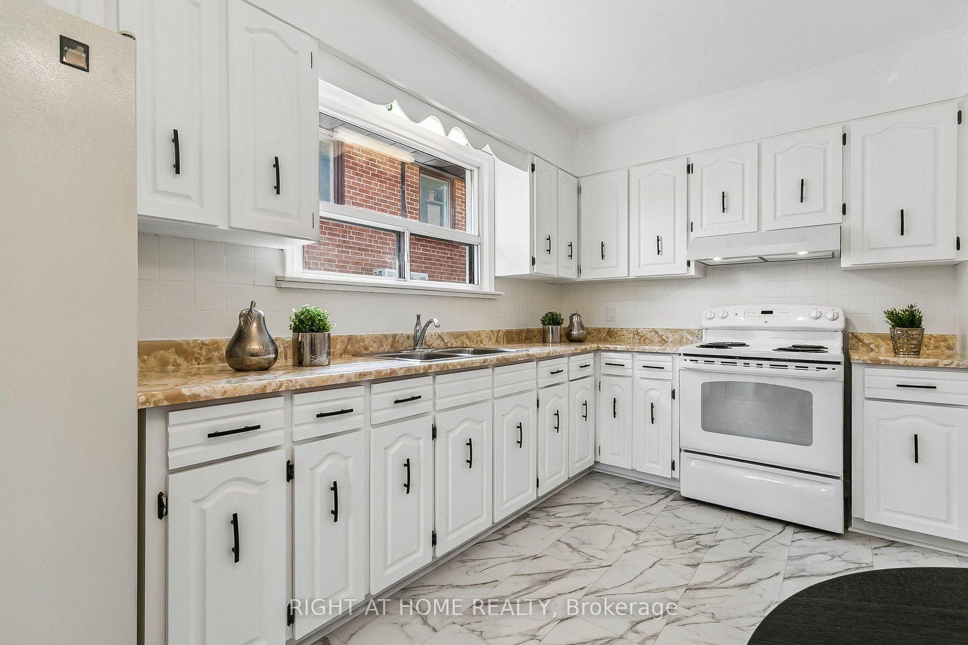 Photo 19 of 47 Wenderly Drive, North York, Yorkdale-Glen Park — HOMEH