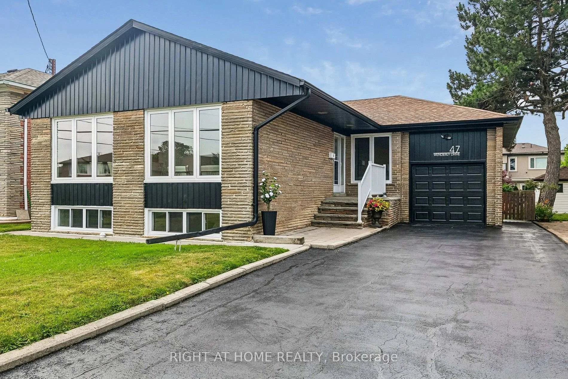 Photo 2 of 47 Wenderly Drive, North York, Yorkdale-Glen Park — HOMEH