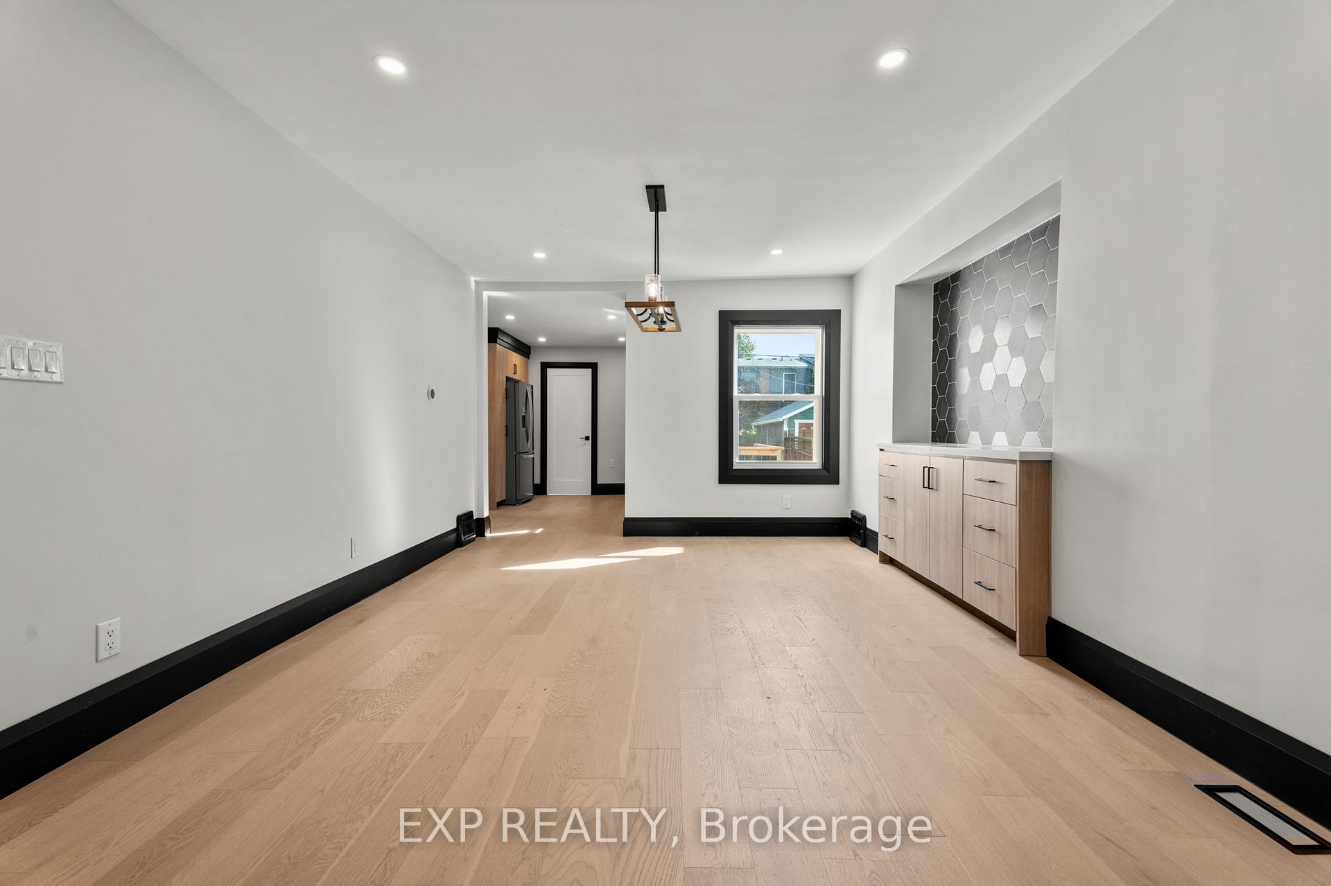 Photo 10 of 105 Rothsay Avenue, Hamilton, Delta — HOMEH