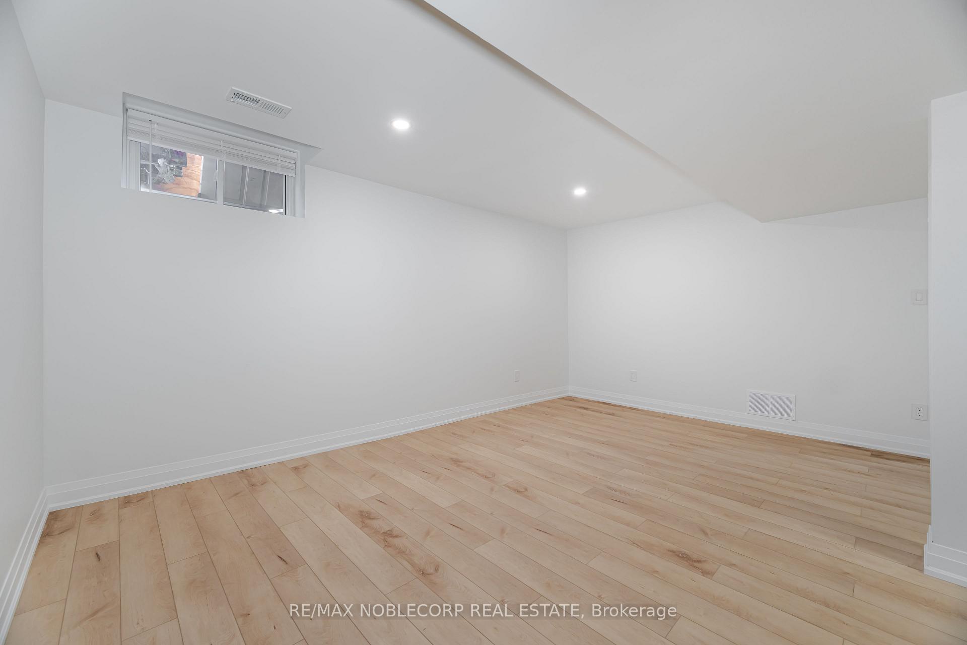 Photo 4 of Unit Lower, 131 Dunstan Crescent, Vaughan, West Woodbridge — HOMEH