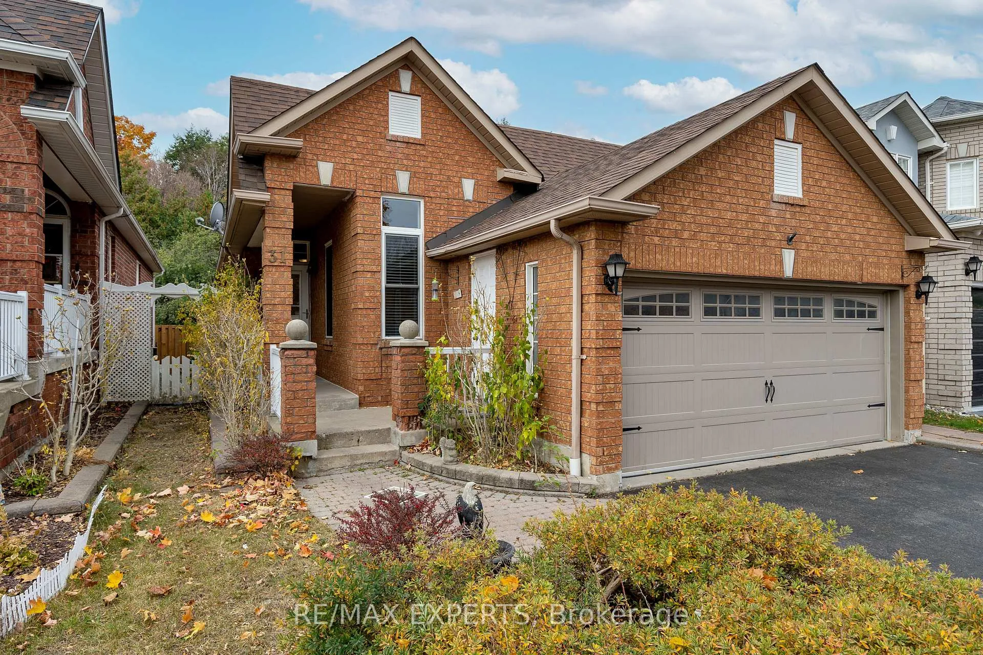 Photo 2 of 31 Markwood Crescent, Whitby, Rolling Acres — HOMEH