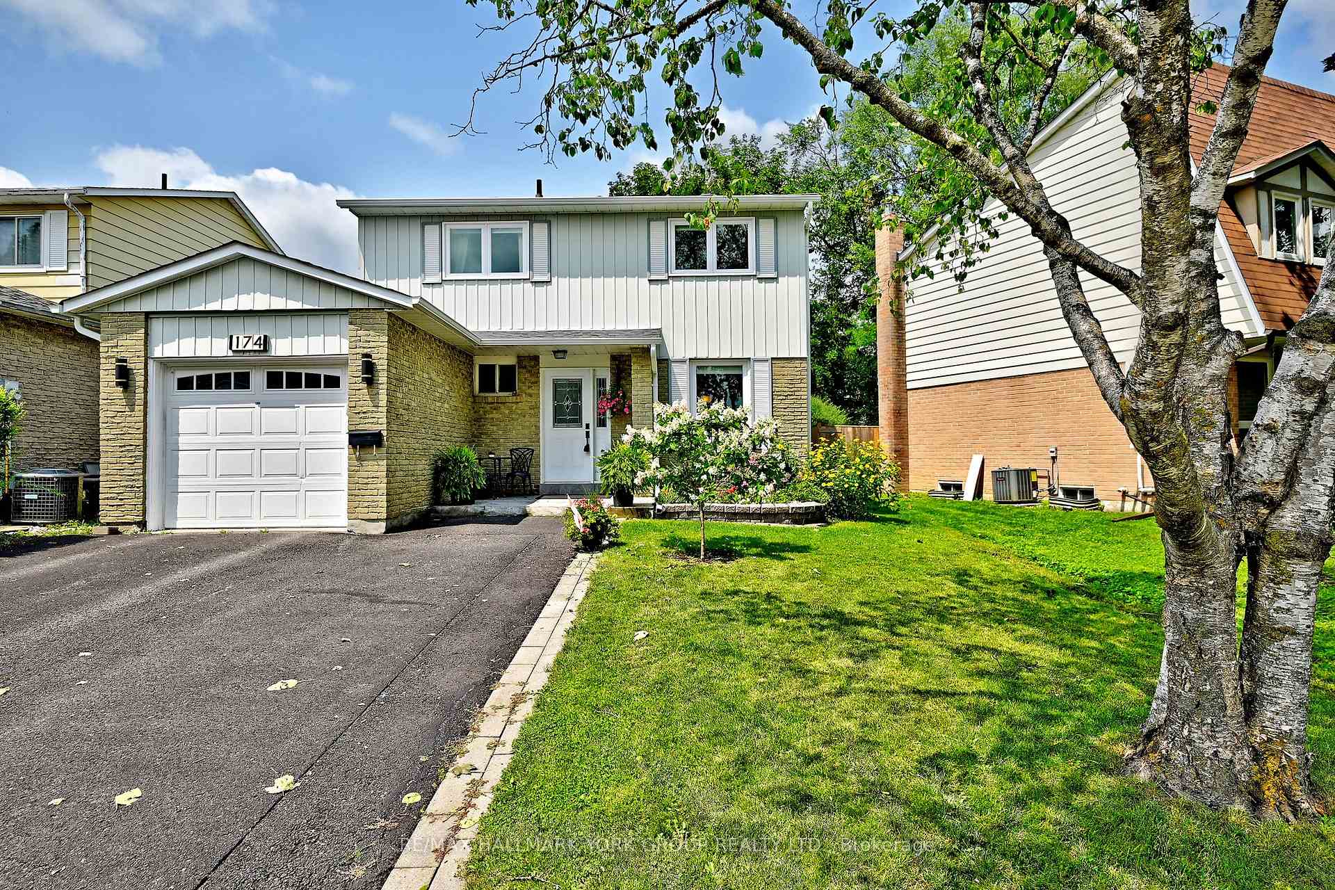 Photo 2 of 174 Currey Crescent, Newmarket, Central Newmarket — HOMEH