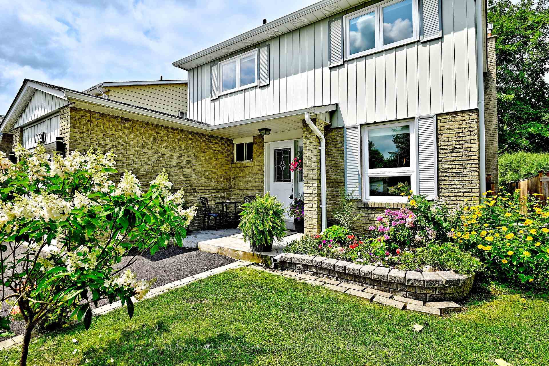 Photo 3 of 174 Currey Crescent, Newmarket, Central Newmarket — HOMEH
