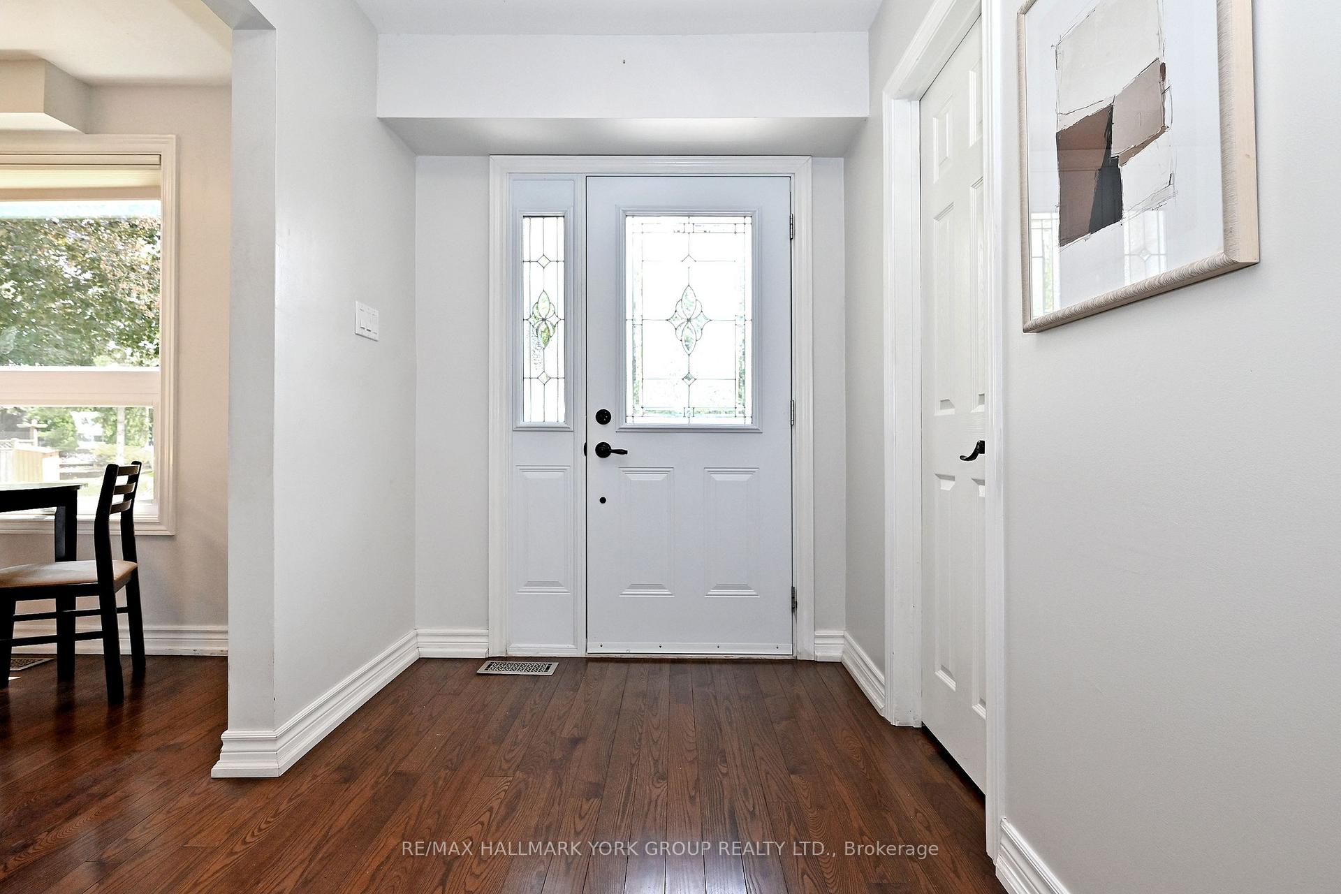 Photo 4 of 174 Currey Crescent, Newmarket, Central Newmarket — HOMEH