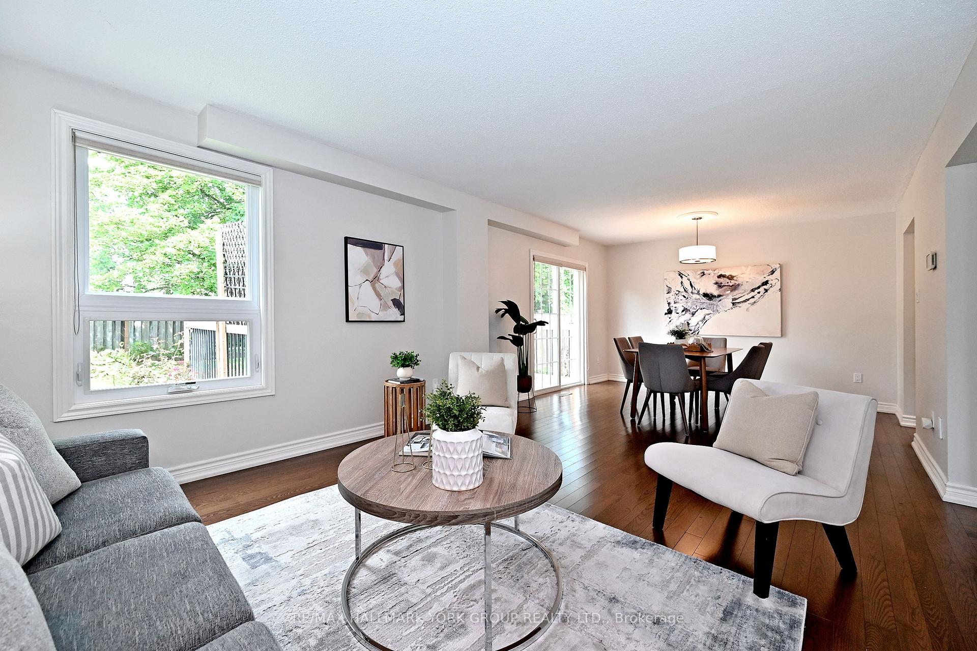 Photo 5 of 174 Currey Crescent, Newmarket, Central Newmarket — HOMEH