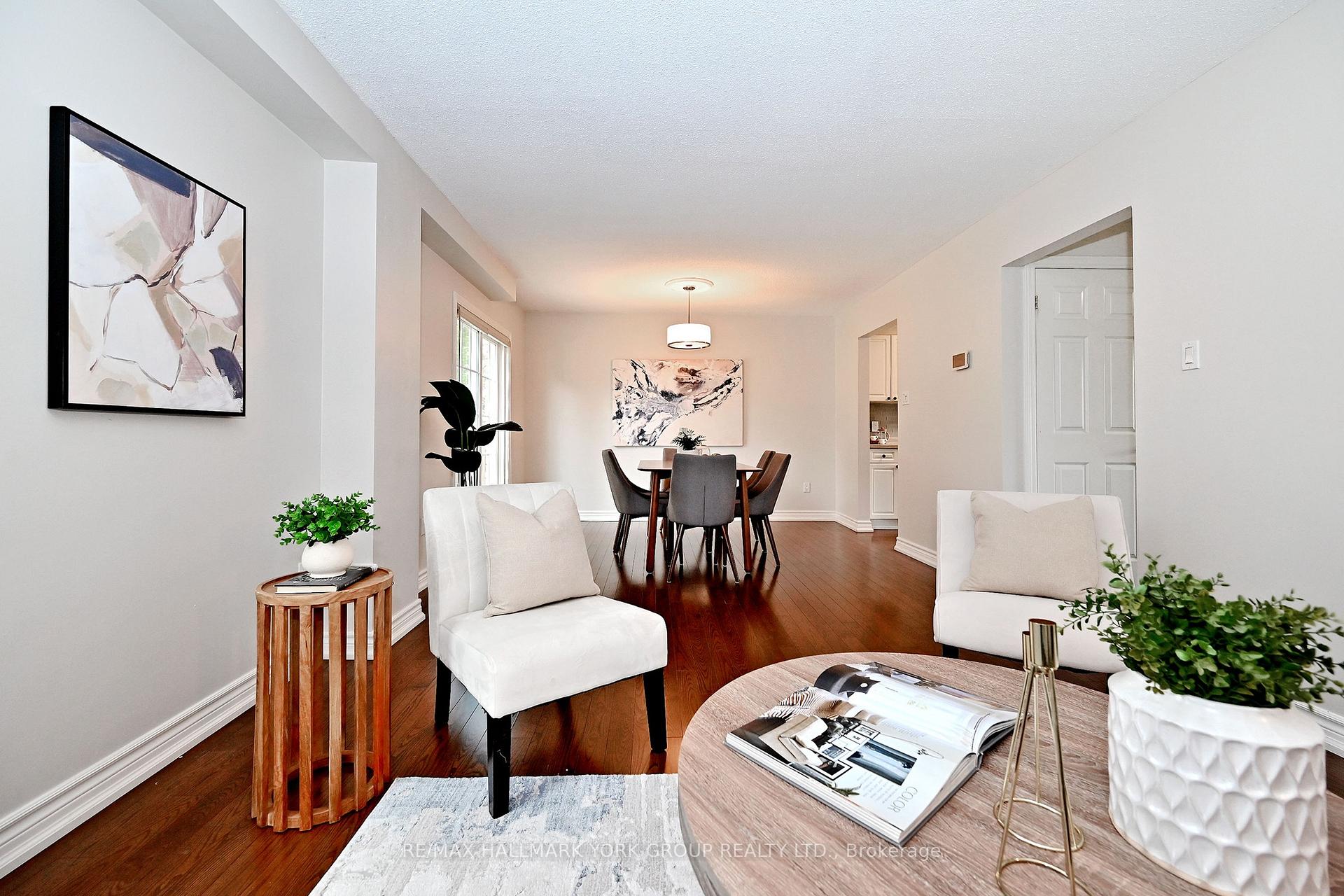 Photo 9 of 174 Currey Crescent, Newmarket, Central Newmarket — HOMEH
