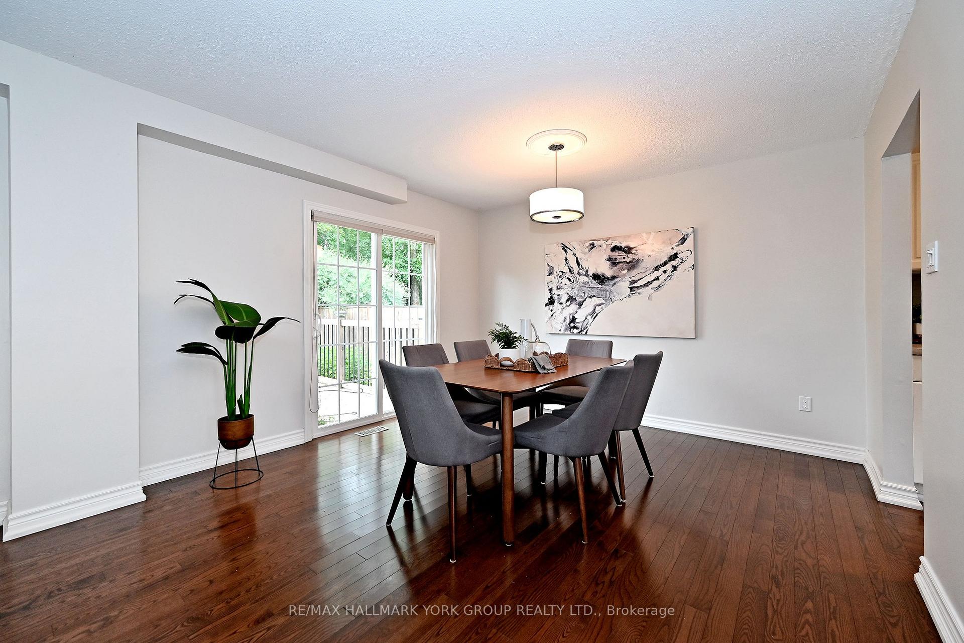 Photo 10 of 174 Currey Crescent, Newmarket, Central Newmarket — HOMEH