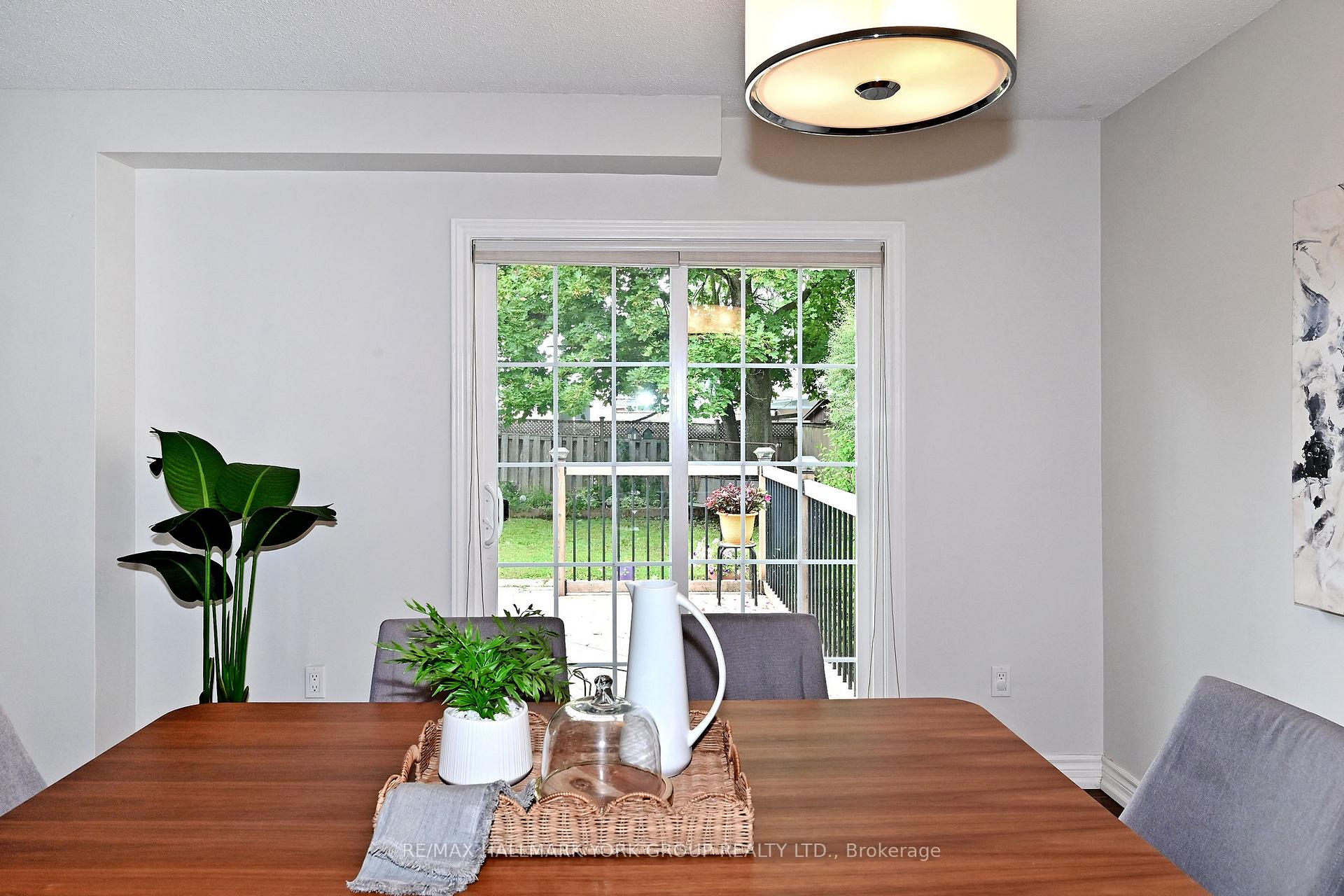 Photo 11 of 174 Currey Crescent, Newmarket, Central Newmarket — HOMEH