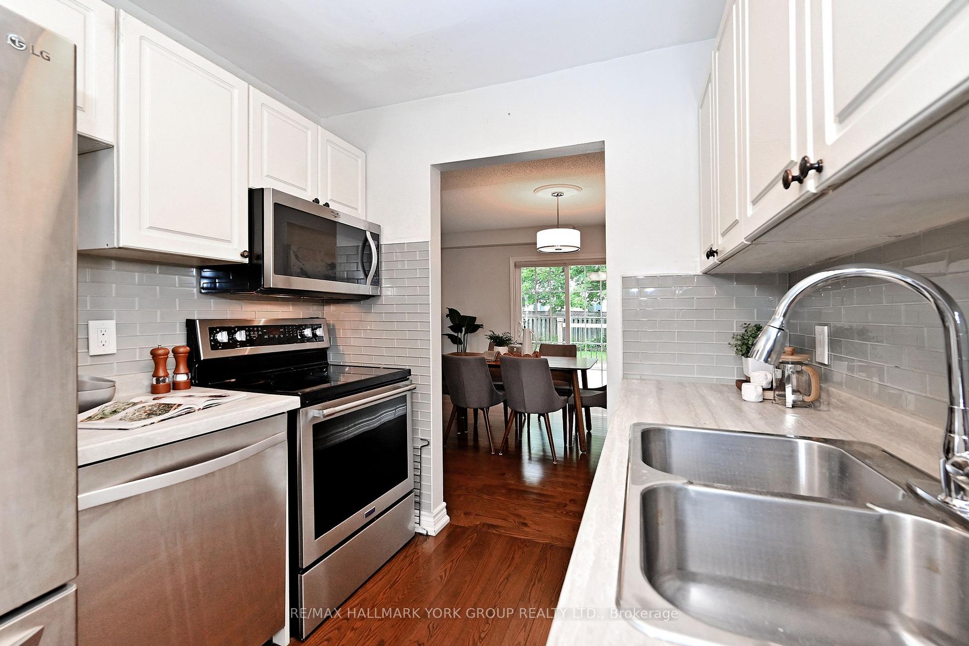 Photo 14 of 174 Currey Crescent, Newmarket, Central Newmarket — HOMEH