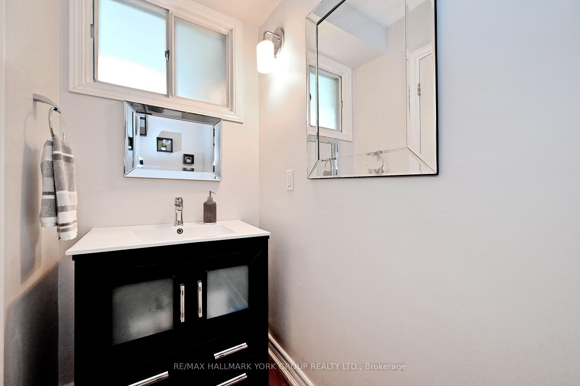 Photo 16 of 174 Currey Crescent, Newmarket, Central Newmarket — HOMEH