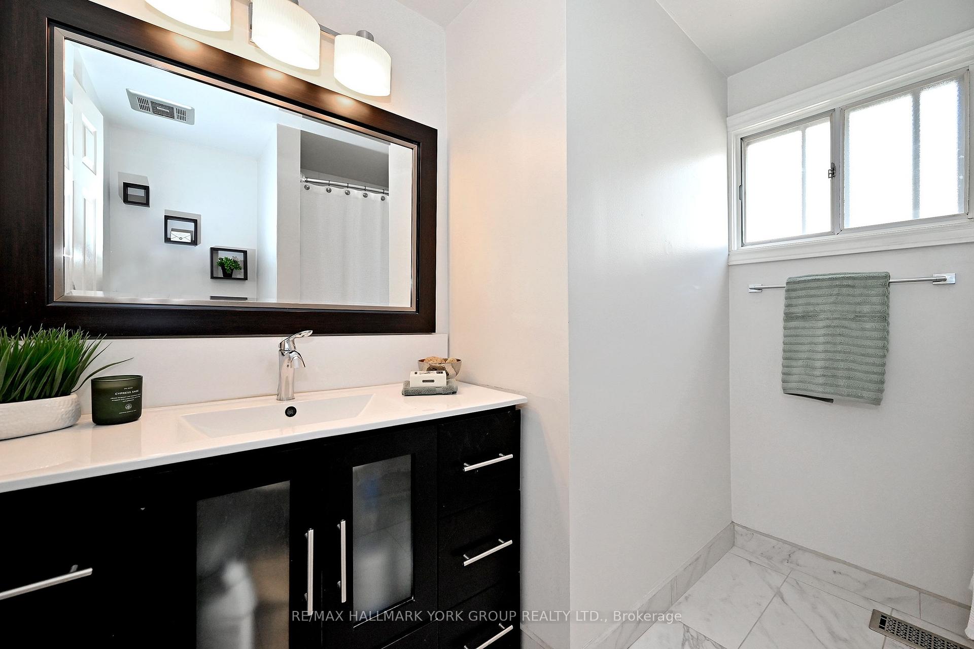 Photo 25 of 174 Currey Crescent, Newmarket, Central Newmarket — HOMEH