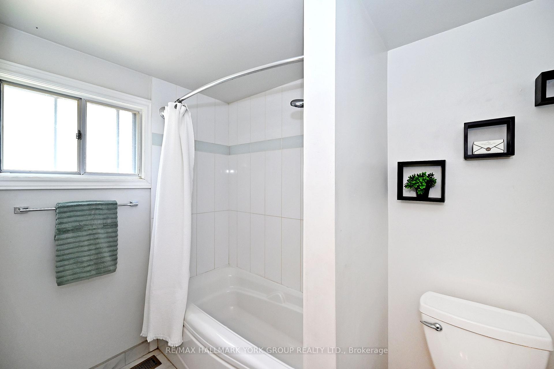 Photo 26 of 174 Currey Crescent, Newmarket, Central Newmarket — HOMEH