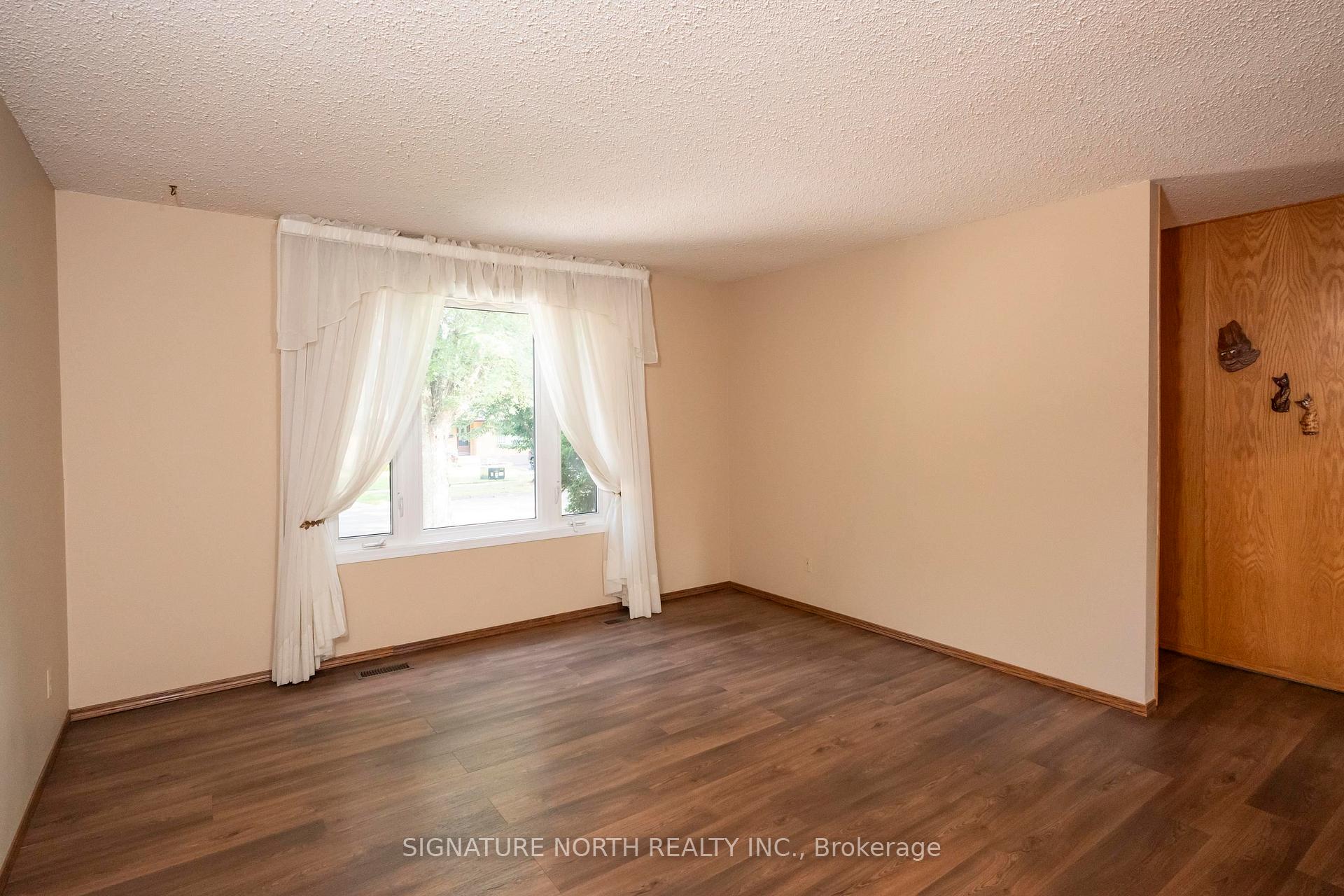 Photo 9 of 256 Fairbanks Crescent, Thunder Bay, River Terrace — HOMEH