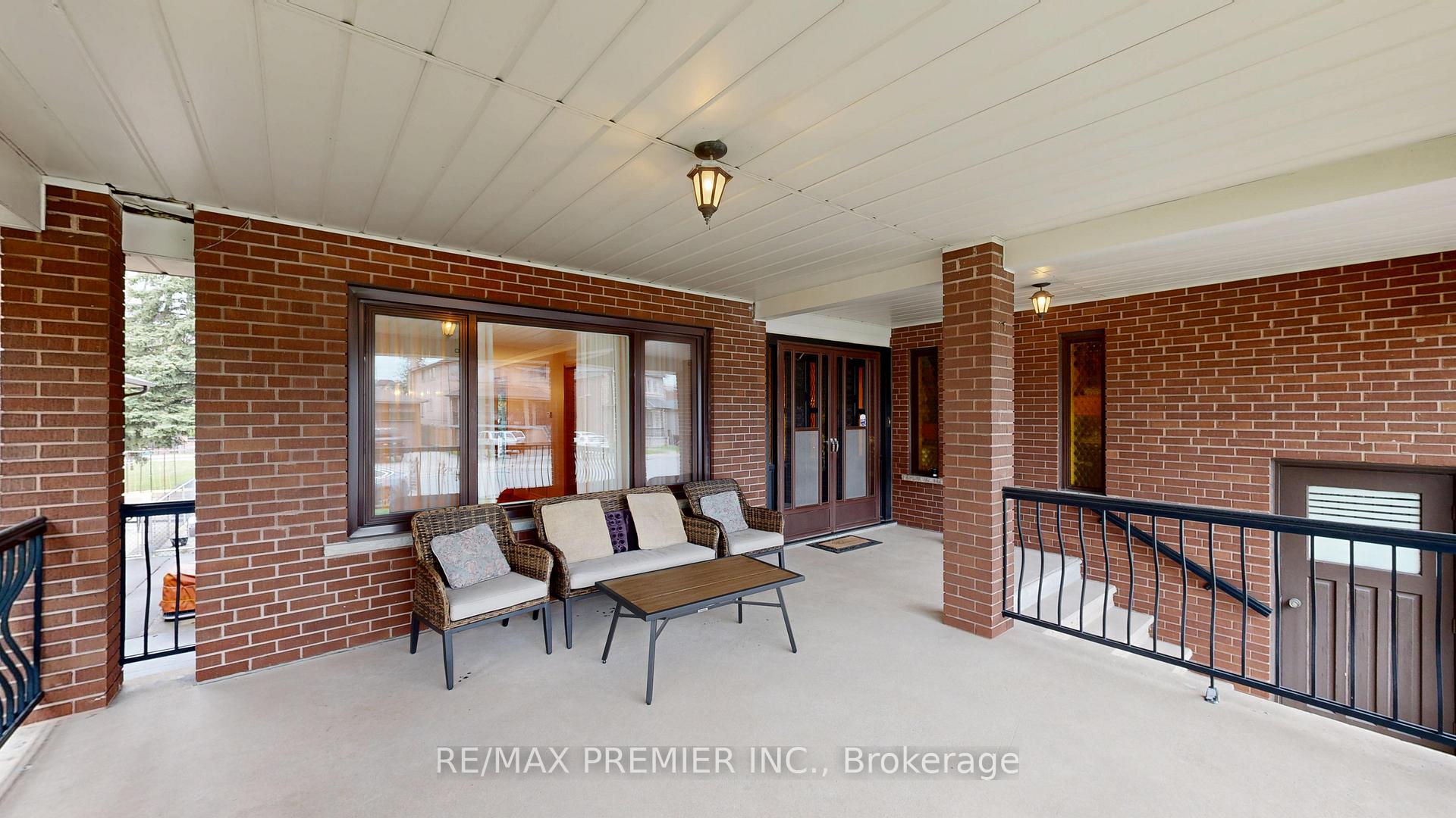 Photo 3 of 55 Chiswick Avenue, North York, Brookhaven-Amesbury — HOMEH