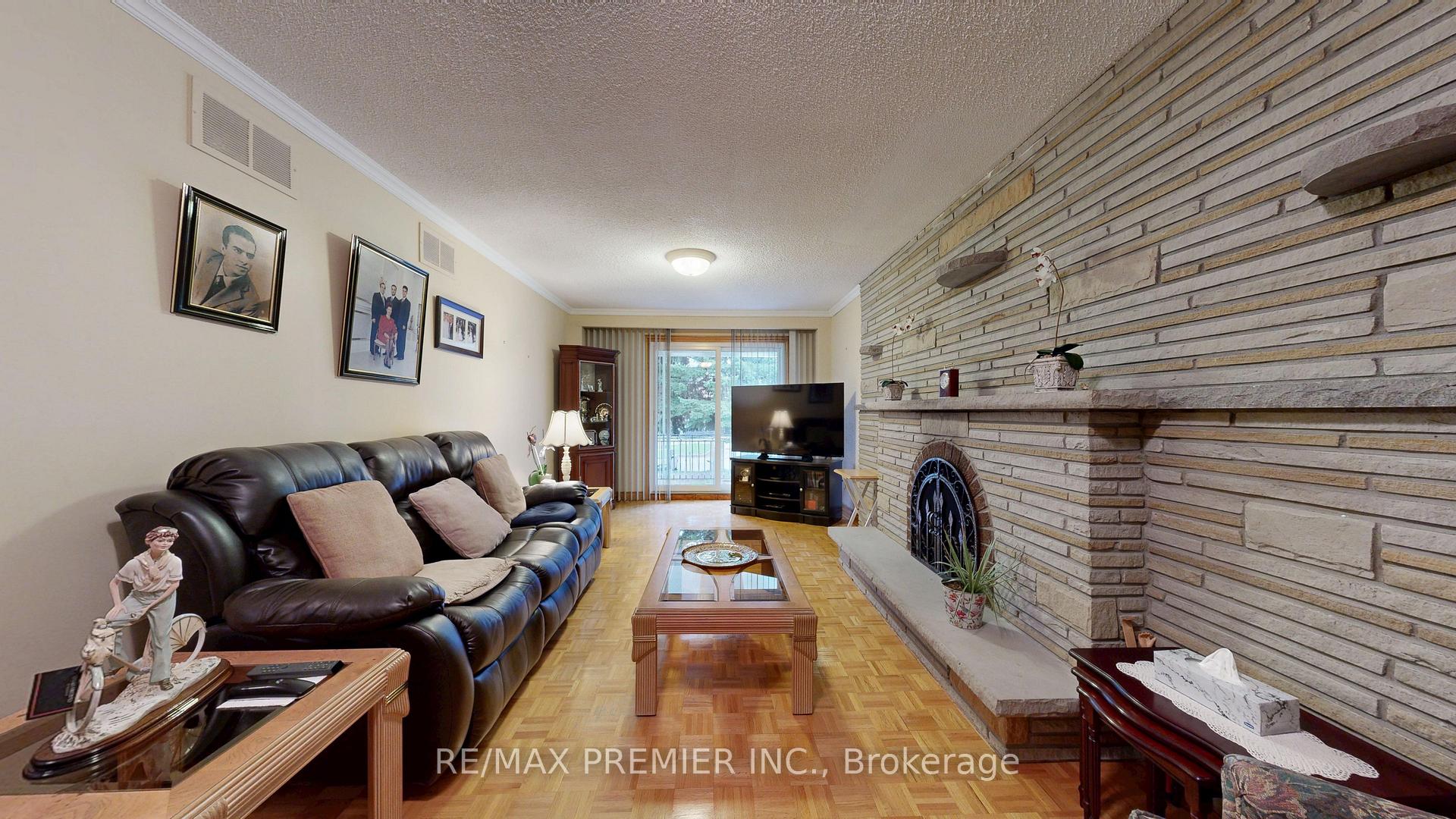 Photo 4 of 55 Chiswick Avenue, North York, Brookhaven-Amesbury — HOMEH